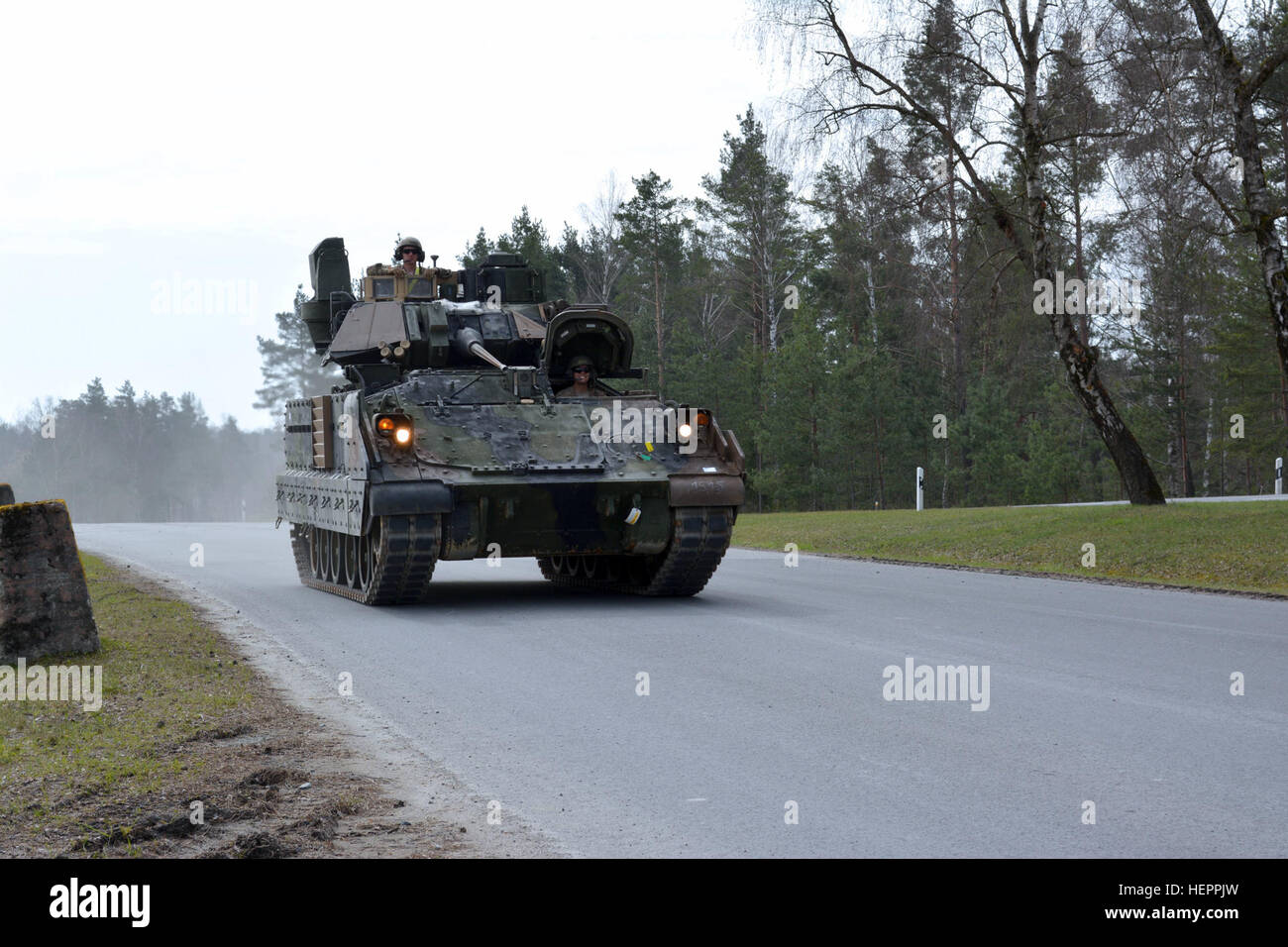 Les soldats du 5e Escadron, 7e régiment de cavalerie essai routier d'un M2A3 Bradley de combat d'infanterie qu'ils tirent de l'équipement de l'activité Mettre à Grafenwoehr Domaine de formation, l'Allemagne le 4 avril. Dans le cadre du Plan d'alloués pour la Force européenne aux États-Unis, l'escadron de commandement sera à Grafenwoehr tir tir avant qu'ils descendent à Hohenfels entraînement située à participer à ‎Combined Résoudre VI au Centre de préparation multinationales conjointes en mai. Cette formation vous préparera à l'escadron de rejoindre plus de 24 000 participants venus de 24 pays pour faire de l'exercice 16 ‎Anakonda en Pologne. Anakonda Banque D'Images