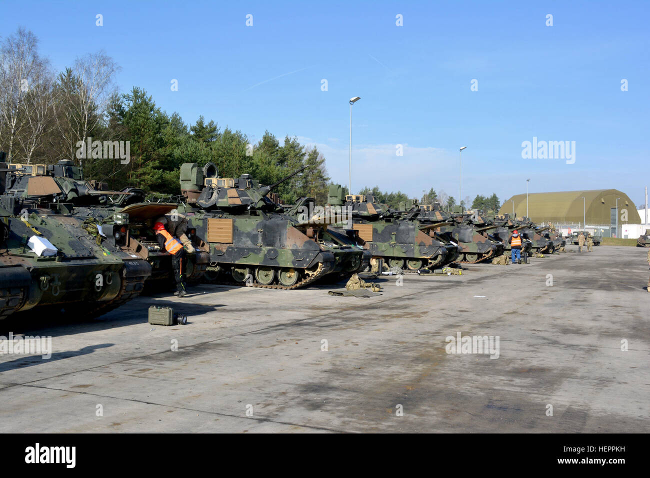 Des soldats du 1st Armored Brigade Combat Team, 3ème Division d'infanterie inventaire M2A3 Bradley Véhicules de combat d'infanterie qu'ils tirent de l'équipement de l'activité Mettre à Grafenwoehr Domaine de formation, l'Allemagne le 5 avril. Des soldats de la brigade sera l'élaboration d'équipement EAS aux emplacements en Allemagne, la Lituanie, la Bulgarie et la Roumanie en prévision de l'exercice Anakonda 16. Anakonda 16 est une commune, dirigée par la Pologne, l'exercice multinational ayant lieu en Pologne du 7 au 17 juin. Il comporte plus de 25 000 participants de 24 nations. Anakonda 16 est l'un des premiers événements de formation de l'armée américaine pour l'Europ Banque D'Images