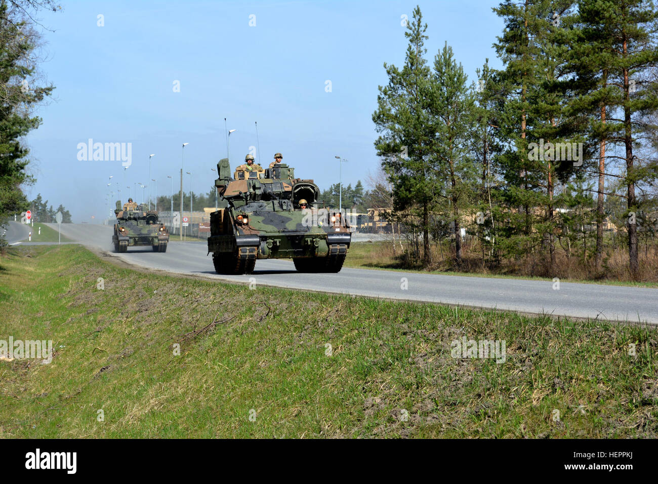 Les soldats du 5e Escadron, 7e régiment de cavalerie essai routier deux M2A3 Bradley Véhicules de combat d'infanterie qu'ils tirent de l'équipement de l'activité Mettre à Grafenwoehr Domaine de formation, l'Allemagne le 5 avril. Dans le cadre du Plan d'alloués pour la Force européenne aux États-Unis, l'escadron de commandement sera à Grafenwoehr tir tir avant qu'ils descendent à Hohenfels entraînement située à participer à ‎Combined Résoudre VI au Centre de préparation multinationales conjointes en mai. Cette formation vous préparera à l'escadron de rejoindre plus de 24 000 participants venus de 24 pays pour faire de l'exercice 16 ‎Anakonda en Pologne. Anakon Banque D'Images