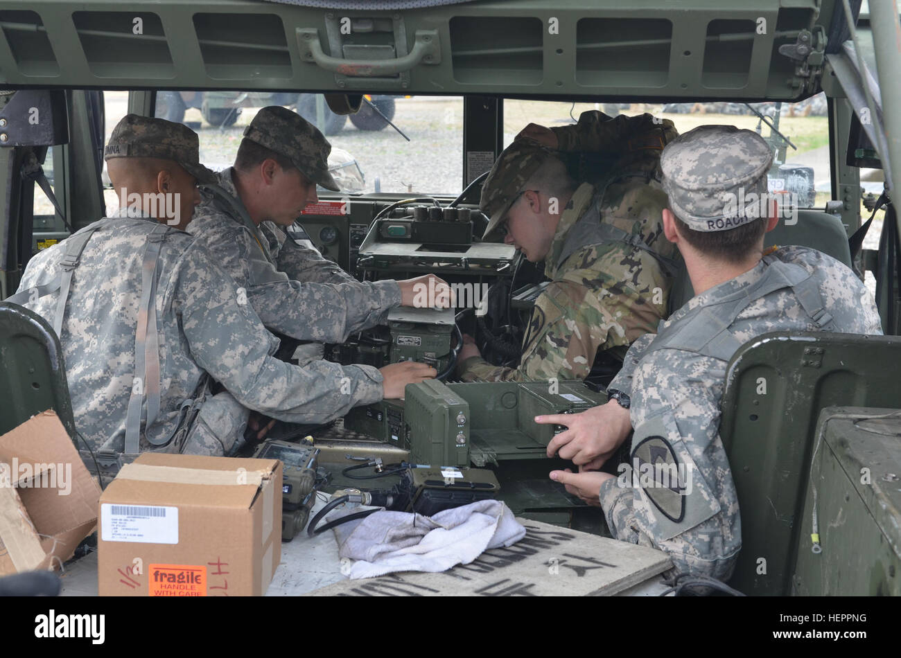 Les soldats de la 91e bataillon du génie, 1st Armored Brigade Combat Team, 1re Division de cavalerie, installer le VRC-92 support automobile et la RT-1593 seul canal radio au sol et aéroportées Advanced System Système radio Programme d'amélioration de système dans un humvee dans le cadre d'une retransmission "Rodeo" le 7 avril au Camp Hovey, la Corée du Sud. (U.S. Photo de l'armée par le sergent. Thomas Brown, 91e bataillon du génie, 1st Armored Brigade Combat Team, 1st Cav. Div.) Retrans Rodeo 160407-A-XX123-001 Banque D'Images