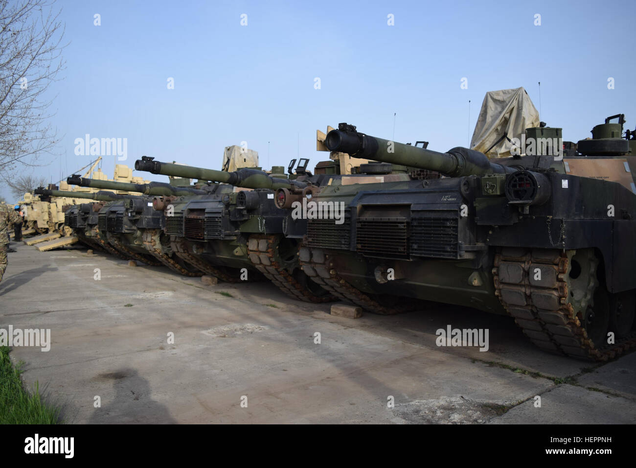 M1A2 Abrams Chars de bataille et M2A3 Bradley Véhicules de combat d'infanterie sont alignés dans un piscine de Mihail Kogălniceanu Air Base, la Roumanie en tant que soldats du 1st Armored Brigade Combat Team, 3e Division d'infanterie, attirer l'équipement de l'ensemble de l'activité européenne le 7 avril et continuer à construire la puissance de combat en Europe. Des soldats de la brigade sera l'élaboration d'équipement EAS aux emplacements en Allemagne, la Lituanie, la Bulgarie et la Roumanie en prévision de l'exercice Anakonda 16, un exercice national polonais qui aura lieu du 7 au 17 juin dans toute la Pologne. Il comporte plus de 25 000 participants de 24 nations et Banque D'Images