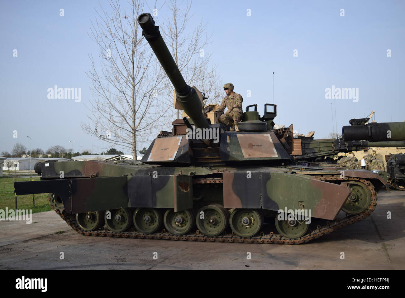 Des soldats du 1st Armored Brigade Combat Team, 3e Division d'infanterie, effectuer la maintenance préventive des chèques et des services sur un M1A2 Abrams char de combat principal de l'équipement qu'ils tirer de l'activité Mettre à Mihail Kogălniceanu Air Base, la Roumanie le 7 avril. Des soldats de la brigade sera l'élaboration d'équipement EAS aux emplacements en Allemagne, la Lituanie, la Bulgarie et la Roumanie en prévision de l'exercice Anakonda 16. Anakonda 16 est une commune, dirigée par la Pologne, l'exercice multinational ayant lieu en Pologne du 7 au 17 juin. Il comporte plus de 25 000 participants venus de 24 pays et prend en charge de la qualité et de dissuader Banque D'Images
