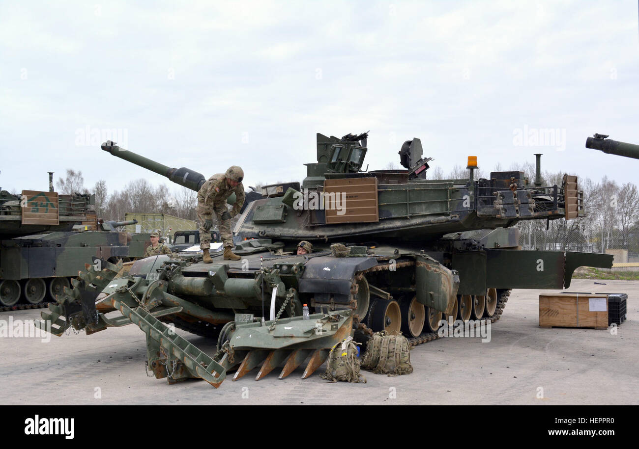 Les soldats du 1er Bataillon, 64e Régiment d'armure effectuer la maintenance préventive et de contrôle des services sur une M1A2 Abrams char de combat principal de la mine qu'ils tirer de l'équipement de l'activité Mettre à Grafenwoehr Domaine de formation, l'Allemagne le 8 avril. Comme une partie de la Force régionale alloués pour l'américain, le bataillon de commandement se joindra à plus de 24 000 participants venus de 24 pays pour faire de l'exercice 16 ‎Anakonda en Pologne en juin. Anakonda 16 est un exercice national polonais qui vise à former, de l'exercice et d'intégrer la commande nationale polonaise et la structure des forces alliées, dans une articulation, multinationa Banque D'Images