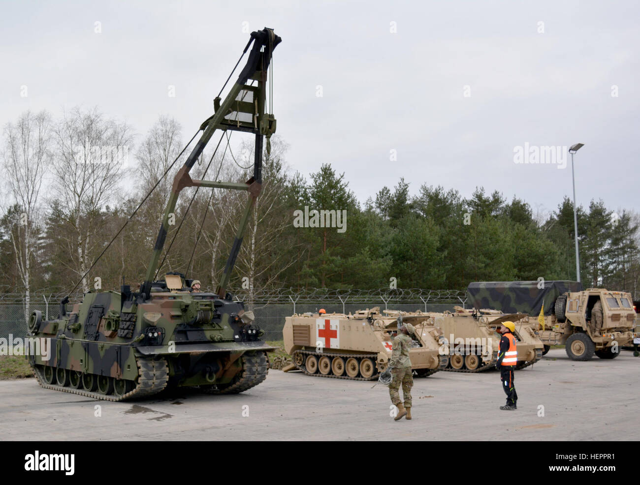 Des soldats du 1st Armored Brigade Combat Team, 3ème Division d'infanterie de la flèche et de test d'un treuil de récupération de véhicule blindé M88 comme ils tirent de l'équipement de l'activité Mettre à Grafenwoehr Domaine de formation, l'Allemagne le 5 avril. Des soldats de la brigade sera l'élaboration d'équipement EAS aux emplacements en Allemagne, la Lituanie, la Bulgarie et la Roumanie en prévision de l'exercice Anakonda 16, un exercice national dirigée par la Pologne qui aura lieu en Pologne du 7 au 17 juin. Il comporte plus de 25 000 participants de 24 nations. Anakonda 16 est l'un des premiers événements de formation de l'armée américaine pour l'Europe et d'autres s Banque D'Images