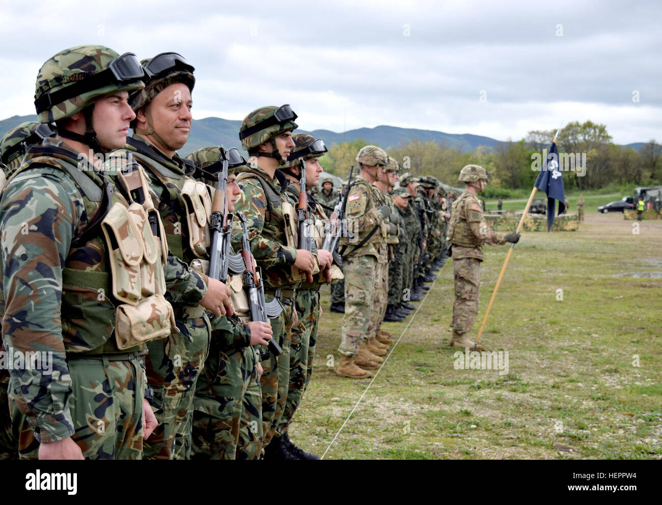 Les soldats du 1er Bataillon, 64e Régiment d'armure sont en formation avec leurs alliés de l'Armée bulgare au cours de l'exercice Strike Back cérémonies d'ouverture de Novo Selo, Bulgarie le 11 avril. Exercice Strike Back est un exercice des forces armées bulgares qui certifiera la 38e Bataillon mécanisé pour répondre aux opérations de crise tout en démontrant l'interopérabilité des forces armées et des Forces Terrestres. L'inclusion des soldats du 1st Armored Brigade Combat Team, 3e Division d'infanterie, contribue à établir des relations entre les deux armées, tout en s'assurant qu'ils sont capable de lutter. Banque D'Images