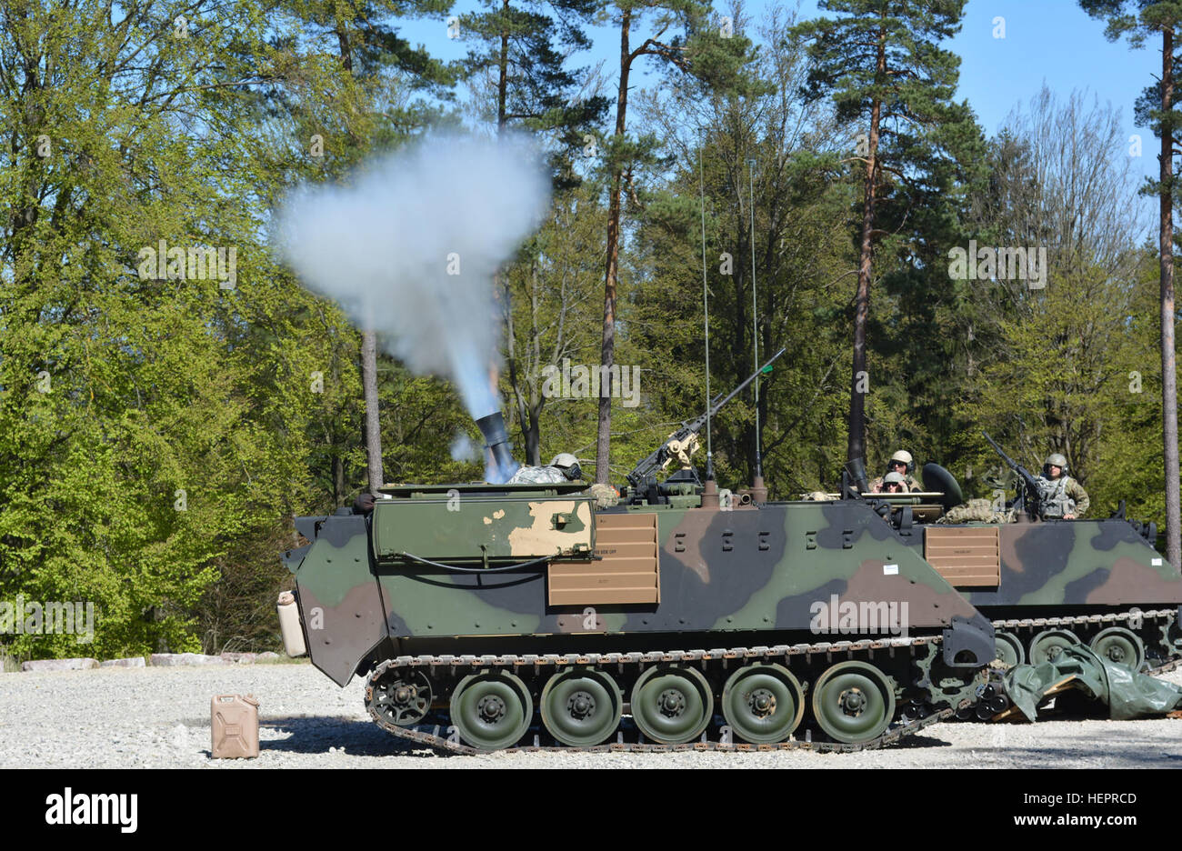 Troopers du 5e Escadron, 7e régiment de cavalerie fire 120 mm de mortier sur la zone d'entraînement Grafenwoehr, Allemagne Le 20 avril dans le cadre d'un programme de formation et d'évaluation de mortier pour se préparer à exercer Anakonda 16. Anakonda 16 est un exercice dirigé par-polonaise ayant lieu en Pologne du 7 au 17 juin avec plus de 25 000 participants de 24 nations, le soutien de la qualité et des mesures de dissuasion en faisant preuve de capacités de défense à déployer, de la masse et de soutenir la lutte contre le pouvoir. 5-7 CAV mortiers pousses en préparation pour Anakonda 16 160420-A-CY863-006 Banque D'Images