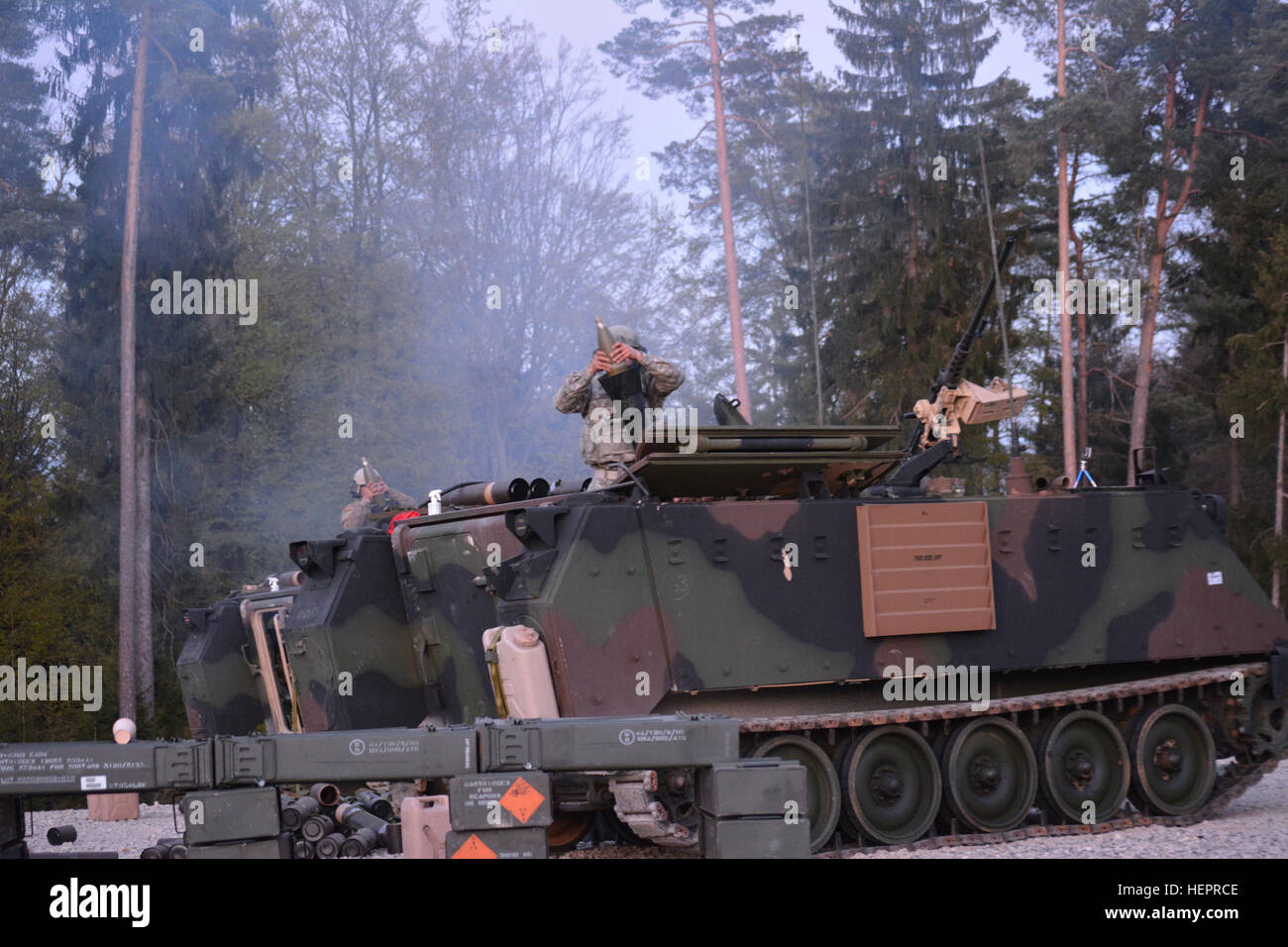 La Troupe C, 5e Escadron, 7e régiment de cavalerie fire 120 mm de mortier sur la zone d'entraînement Grafenwoehr, Allemagne Le 20 avril dans le cadre d'un programme de formation et d'évaluation de mortier pour se préparer à exercer Anakonda 16. Anakonda 16 est un exercice dirigé par-polonaise ayant lieu en Pologne du 7 au 17 juin avec plus de 25 000 participants de 24 nations, le soutien de la qualité et des mesures de dissuasion en faisant preuve de capacités de défense à déployer, de la masse et de soutenir la lutte contre le pouvoir. 5-7 CAV mortiers pousses en préparation pour Anakonda 16 160420-A-CY863-070 Banque D'Images