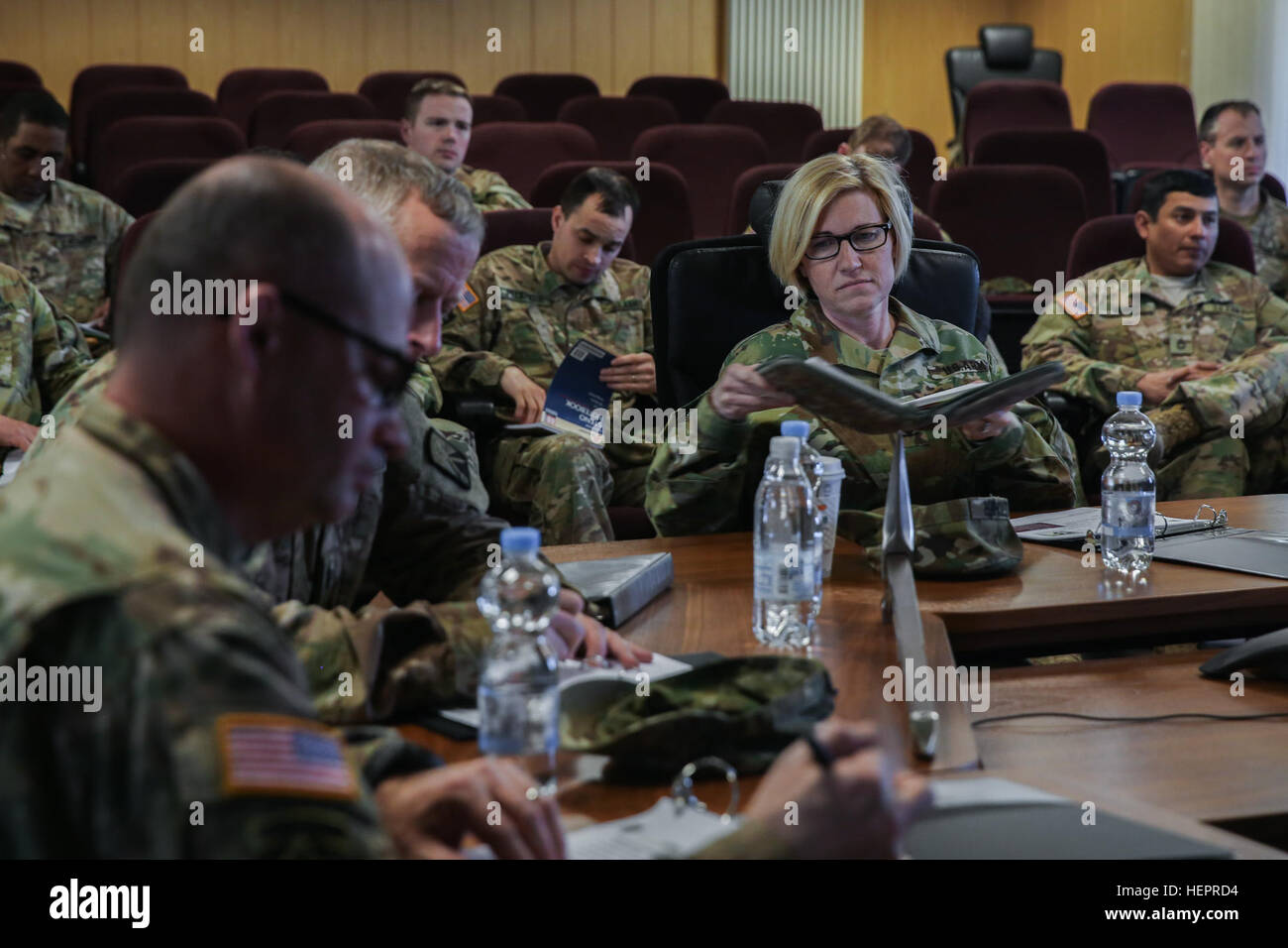 Un soldat américain du 18e Bataillon de soutien logistique du combat se lit un exposé pour les soldats sur les événements de rotation de jonction Sabre 2016 tout en menant une analyse après action Sabre au cours de l'exercice à la sortie 16 de l'armée américaine multinationale interarmées (Centre de préparation) JMRC en Hohenfels, Allemagne, le 20 avril 2016. Sortie 16 Sabre de l'armée américaine est la 173e Brigade aéroportée de l'Europe centre de formation de combat de l'exercice de certification, qui aura lieu à l'JMRC en Hohenfels, Allemagne, Mars 31-avr. 24, 2016. L'exercice est conçu pour évaluer le niveau de préparation de l'Armée de l'Europe pour mener des brigades de combat Banque D'Images