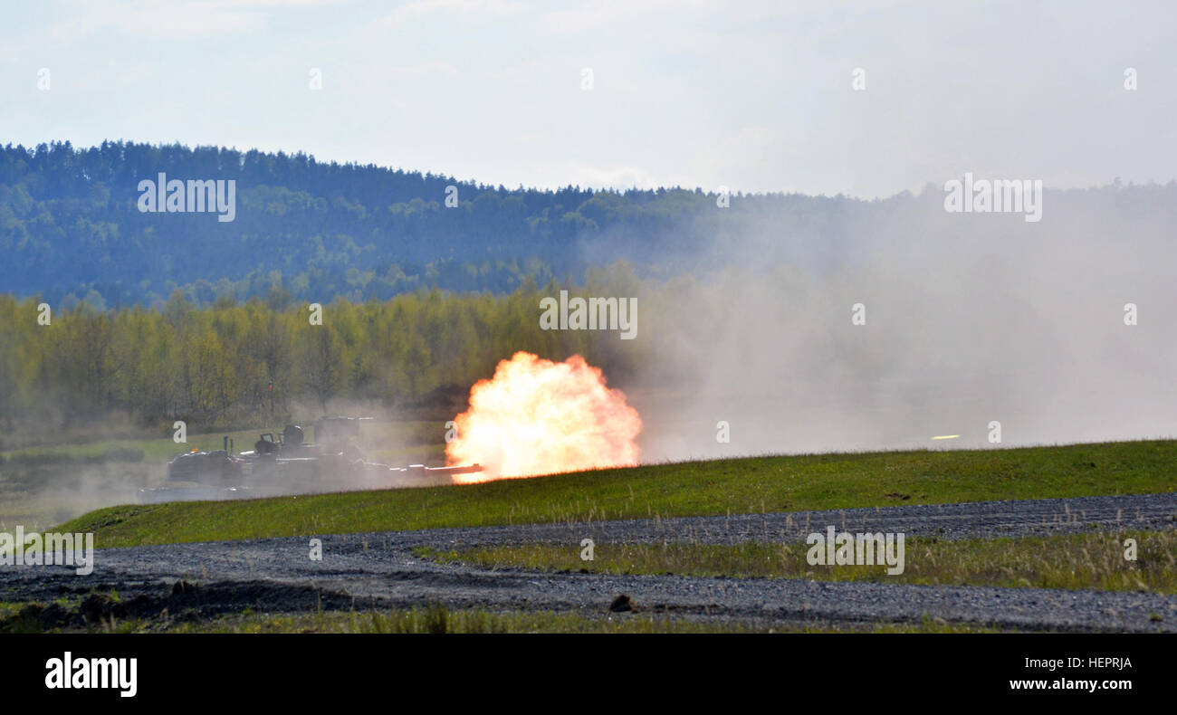 Un M1A2 Abrams char de combat principal feux à une cible comme des soldats du 2e Bataillon, 7e Régiment d'infanterie de tir réservoir pousse Tableau VI à Grafenwoehr Domaine de formation, l'Allemagne le 28 avril. Le bataillon est équipages admissibles, sections et pelotons afin de s'assurer qu'ils ont formé et létales pour exercer Anakonda 16 formations. Anakonda 16 est un exercice dirigé par-polonaise ayant lieu en Pologne du 7 au 17 juin avec plus de 25 000 participants de 24 nations, le soutien de la qualité et des mesures de dissuasion en faisant preuve de capacités de défense à déployer, de la masse et de soutenir la lutte contre le pouvoir. (Photo par le Major Randy prêt Banque D'Images