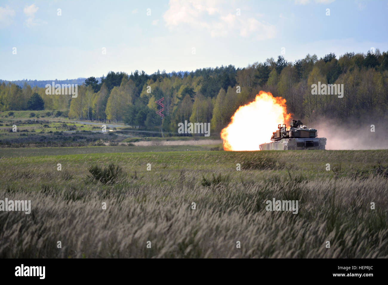 Un M1A2 Abrams char de combat principal feux à une cible comme des soldats du 2e Bataillon, 7e Régiment d'infanterie de tir réservoir pousse Tableau VI à Grafenwoehr Domaine de formation, l'Allemagne le 28 avril. Le bataillon est équipages admissibles, sections et pelotons afin de s'assurer qu'ils ont formé et létales pour exercer Anakonda 16 formations. Anakonda 16 est un exercice dirigé par-polonaise ayant lieu en Pologne du 7 au 17 juin avec plus de 25 000 participants de 24 nations, le soutien de la qualité et des mesures de dissuasion en faisant preuve de capacités de défense à déployer, de la masse et de soutenir la lutte contre le pouvoir. (Photo par le Major Randy prêt Banque D'Images