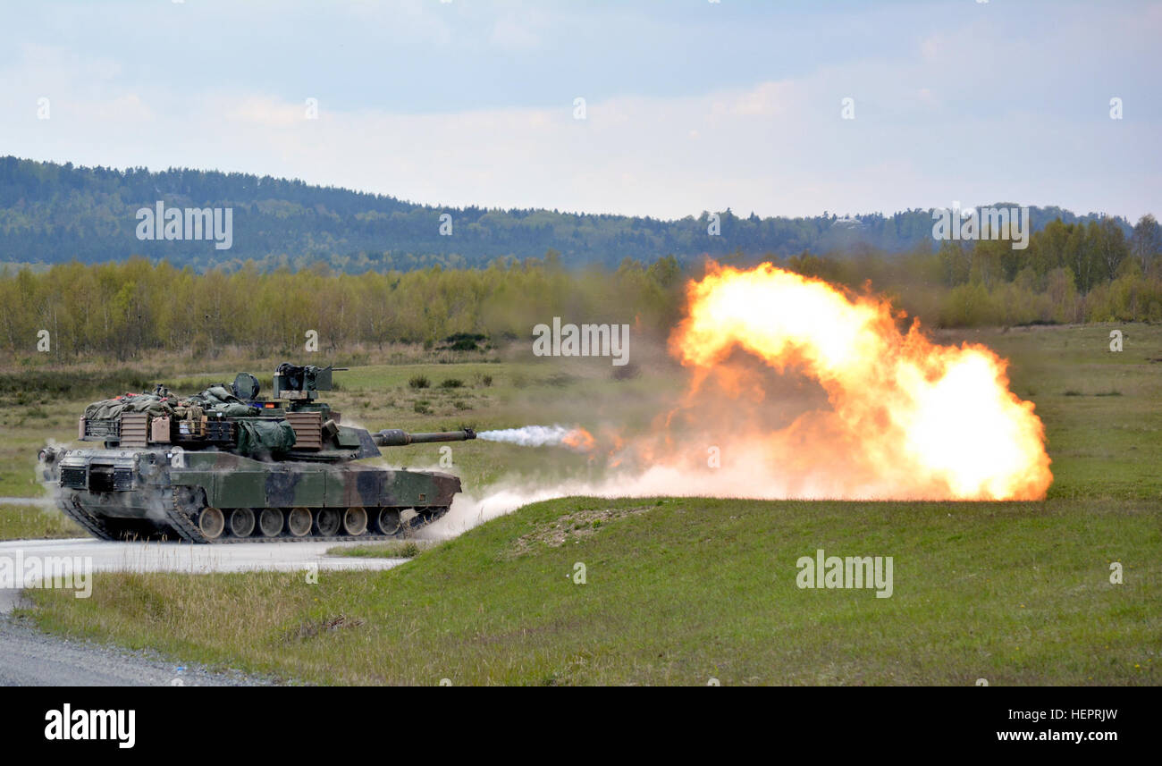 Un M1A2 Abrams char de combat principal feux à une cible comme des soldats du 2e Bataillon, 7e Régiment d'infanterie de tir réservoir pousse Tableau VI à Grafenwoehr Domaine de formation, l'Allemagne le 29 avril. Le bataillon est équipages admissibles, sections et pelotons afin de s'assurer qu'ils ont formé et létales pour exercer Anakonda 16 formations. Anakonda 16 est un exercice dirigé par-polonaise ayant lieu en Pologne du 7 au 17 juin avec plus de 25 000 participants de 24 nations, le soutien de la qualité et des mesures de dissuasion en faisant preuve de capacités de défense à déployer, de la masse et de soutenir la lutte contre le pouvoir. (Photo par le Major Randy prêt Banque D'Images
