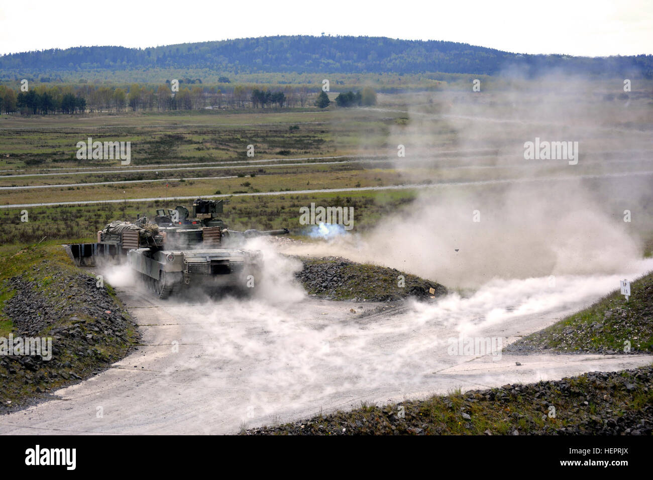 Un M1A2 Abrams char de combat principal souffle la poussière après avoir tiré sur une cible en tant que soldats du 2e Bataillon, 7e Régiment d'infanterie de tir réservoir pousse Tableau VI à Grafenwoehr Domaine de formation, l'Allemagne le 29 avril. Le bataillon est équipages admissibles, sections et pelotons afin de s'assurer qu'ils ont formé et létales pour exercer Anakonda 16 formations. Anakonda 16 est un exercice dirigé par-polonaise ayant lieu en Pologne du 7 au 17 juin avec plus de 25 000 participants de 24 nations, le soutien de la qualité et des mesures de dissuasion en faisant preuve de capacités de défense à déployer, de la masse et de soutenir la lutte contre le pouvoir. ( Banque D'Images
