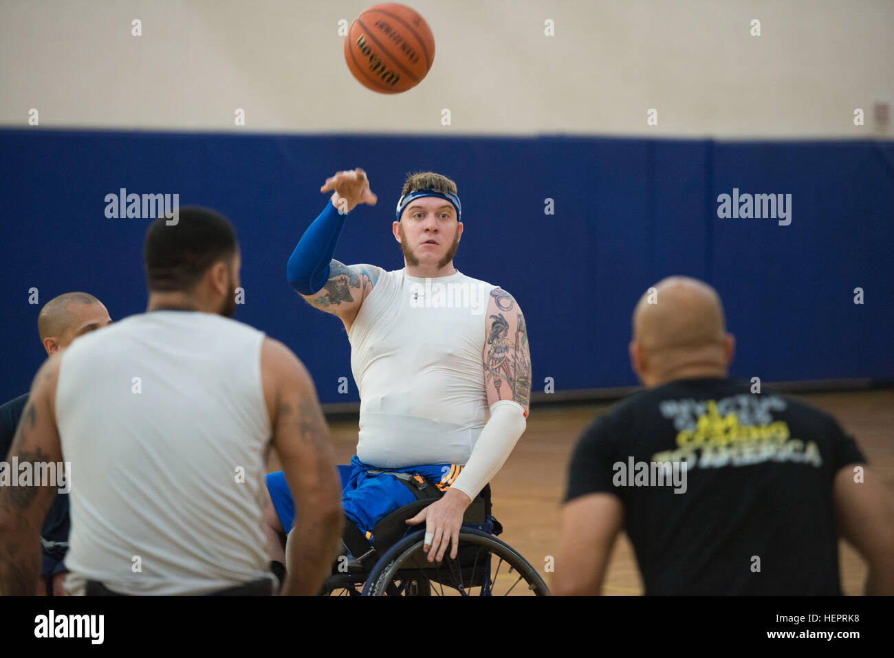 La récupération de service américain les membres participent à la formation de basket-ball en fauteuil roulant pour l'Invictus 2016 Jeux à la base aérienne MacDill, Floride, le 1 mai 2016. L'Invictus Jeux aura lieu à Orlando, en Floride. (U.S. Photo de l'armée par le sergent. Mark B. Shrewsbury) 160501-A-VY786-003 (26542349590) Banque D'Images