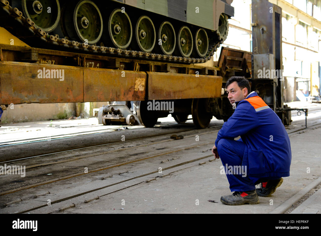 Les entrepreneurs civils travaillent avec des soldats américains, affecté à la Compagnie A, 1er Bataillon, 64e régiment de blindés, 1er Armor Brigade Combat Team, 3e Division d'infanterie, de changer les essieux d'un train transportant des véhicules militaires à Varna, Bulgarie, 1 mai 2016. L'équipement se déplace à la Géorgie dans le cadre de l'exercice Noble Partner 16. Partenaire met l'armée américaine Noble la capacité de l'Europe de passer rapidement des soldats et des équipements à travers l'Europe, en montrant la quantité de temps nécessaire pour expédier l'équipement et les véhicules de la Bulgarie à travers la Mer Noire en Géorgie. (U.S. Photo de l'armée par la FPC. Emily/Houdershieldt rele Banque D'Images