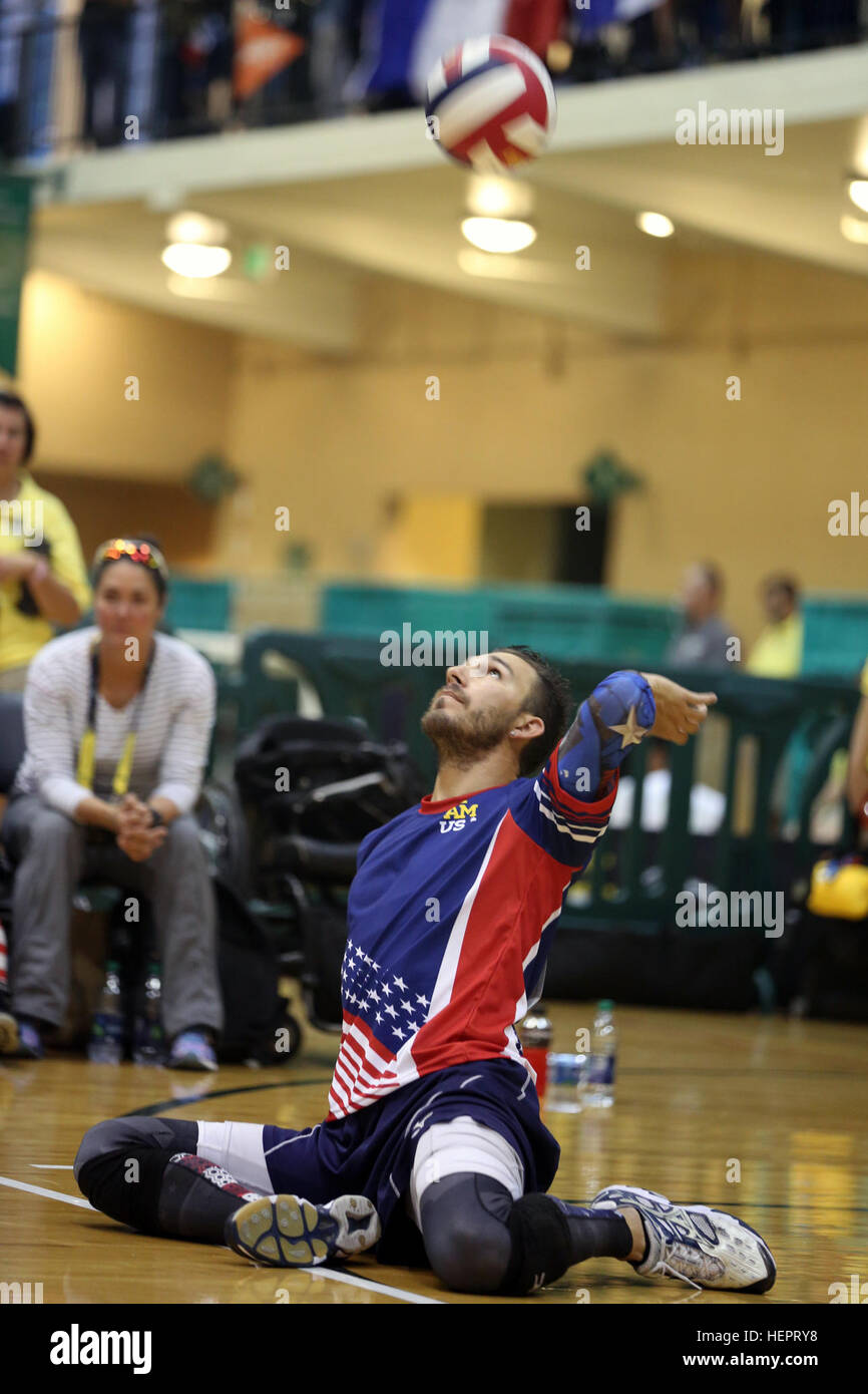 Vétéran de l'armée américaine Robbie Gaupp sert la balle pendant le volleyball assis Événement pour l'équipe des États-Unis à l'Invictus 2016 Jeux. Gaupp, un spécialiste de l'approvisionnement en pétrole, est une athlète de l'Armée de Gatesville, Texas. Il est l'un des soldat de l'armée et des anciens combattants 35 athlètes représentant l'équipe des Etats-Unis au cours de l'Invictus de 2010 à Orlando, Floride, du 8 au 12 mai. Invictus Games, un tournoi sportif adapté des blessés, des malades et des blessés militaires et anciens combattants, dispose d'environ 500 athlètes militaires de 15 pays en compétition de tir à l'arc, randonnée à vélo, l'aviron, dynamophilie, volley assis Banque D'Images