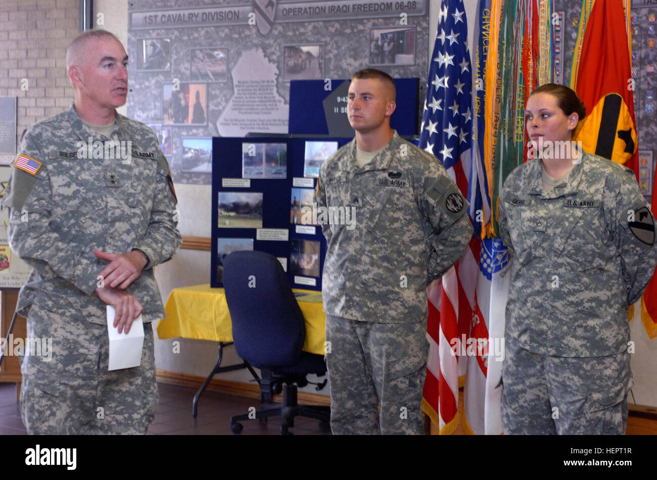 Le major-général Daniel P. Bolger, général commandant la division de cavalerie, louanges Winfield, Kan. native Sgt. Nathan Hayes, 64e Compagnie de Police Militaire, 720e Bataillon, MP MP 89e Brigade, et San Antonio, les PFC. Ryann Gilmore, une centrale nucléaire, biologique et chimique de la société B, spécialiste des troupes spéciales Division Bataillon pour leur engagement et leur dévouement à l'armée au cours d'une cérémonie de réinscription, du 22 septembre 2008, à Fort Hood, au Texas. En quelques brefs commentaires, Bolger a expliqué à la foule les sacrifices impliqués dans la mobilisation pour un plus long terme, et il a remercié les soldats pour leur service. Banque D'Images