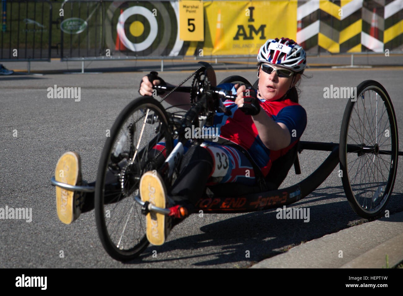 Un cycliste en concurrence dans l'Invictus 2016 jeux gratuits sur une route près de l'ESPN Wide World of Sports, Orlando, Floride, Mai 9,2016. L'Invictus Games sont une compétition sportive qui a été créé par le prince Harry du Royaume-Uni, après avoir été inspiré par les jeux de guerrier du DoD. Cet événement réunira des blessés, malades et blessés militaires et anciens combattants de 15 pays pour des événements y compris : tir à l'arc, randonnée à vélo, l'aviron, la dynamophilie, le volleyball assis, natation, athlétisme, basket-ball en fauteuil roulant, la course en fauteuil roulant, rugby en fauteuil roulant et tennis en fauteuil roulant. 115 athlètes américains w Banque D'Images