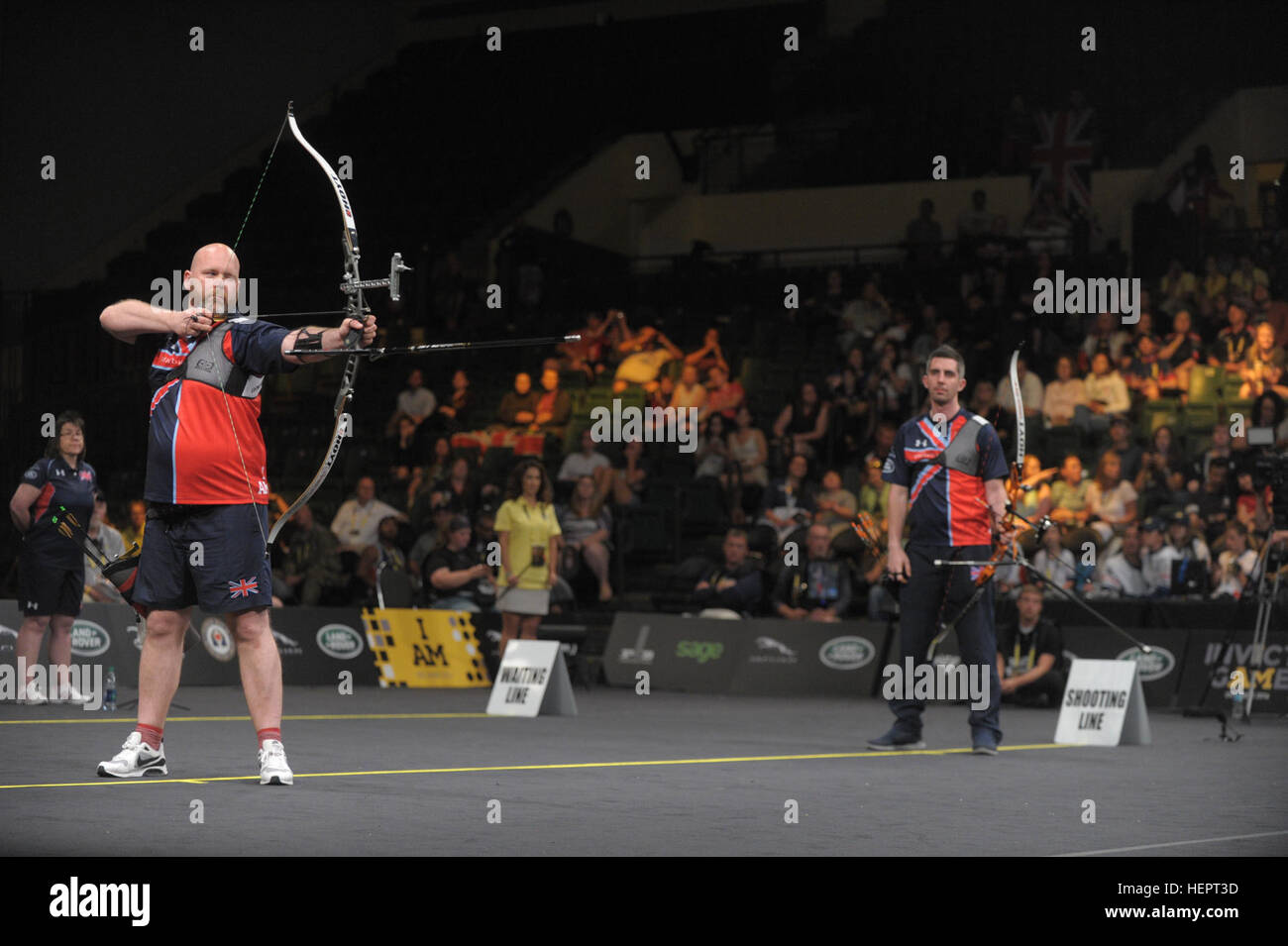 Nicolas Meunier d'Équipe Canada, droit, et Gareth Paterson de l'équipe de France, au cours de la compétition finale de la tir à l'Invictus 2016 Jeux à l'ESPN Wide World of Sports, Orlando, en Floride, le 9 mai 2016. L'Invictus Games sont une compétition sportive qui a été créé par le prince Harry du Royaume-Uni, après avoir été inspiré par les jeux de guerrier du DoD. Cet événement réunira des blessés, malades et blessés militaires et anciens combattants de 15 pays pour des événements y compris : tir à l'arc, randonnée à vélo, l'aviron, la dynamophilie, le volleyball assis, natation, athlétisme en fauteuil roulant, bas Banque D'Images