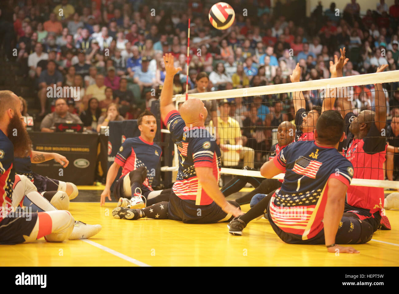 Aircrewman de marine retraité Brett pointes Parcs la balle contre Royaume-Uni au cours de l'équipe médaille d'or de la compétition de volleyball assis, remportant la médaille d'or pour l'équipe des États-Unis à l'Invictus 2016 Jeux. Parcs nationaux est l'un des 113 lieux d'actifs et anciens athlètes représentant l'équipe des Etats-Unis au cours de l'Invictus de 2010 à Orlando, Floride, du 8 au 12 mai. Invictus Games, un tournoi sportif adapté des blessés, des malades et des blessés militaires et anciens combattants, dispose d'environ 500 athlètes militaires de 14 pays en compétition de tir à l'arc, randonnée à vélo, l'aviron, dynamophilie, assis v Banque D'Images