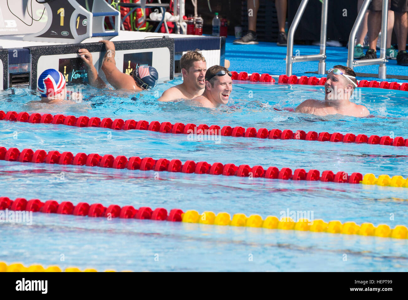 Concurrents parler et rire en regardant le tableau de bord au cours de l'Invictus, 2016 Jeux ESPN Wide World of Sports, Orlando, Floride, le 11 mai 2016. L'Invictus Games sont une compétition sportive qui a été créé par le prince Harry du Royaume-Uni, après avoir été inspiré par les jeux de guerrier du DoD. Cet événement réunira des blessés, malades et blessés militaires et anciens combattants de 15 pays pour des événements y compris : tir à l'arc, randonnée à vélo, l'aviron, la dynamophilie, le volleyball assis, natation, athlétisme, basket-ball en fauteuil roulant, la course en fauteuil roulant, rugby en fauteuil roulant fauteuil roulant et te Banque D'Images