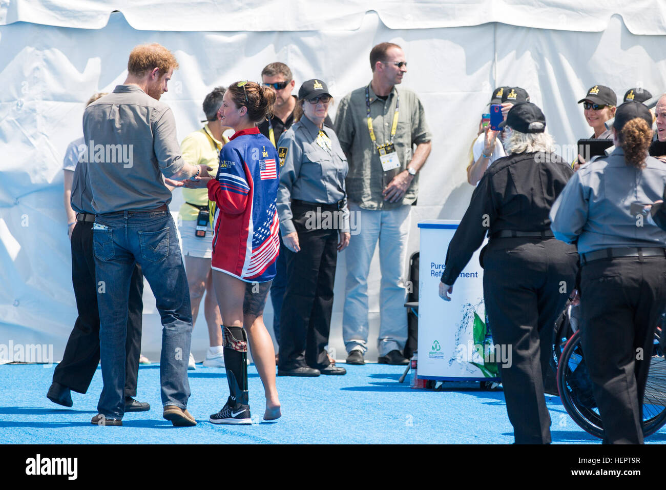 Elizabeth Marks, États-Unis, le prince Harry donne sa médaille après la cérémonie des médailles au cours de l'Invictus, 2016 Jeux ESPN Wide World of Sports, Orlando, Floride, le 11 mai 2016. L'Invictus Games sont une compétition sportive qui a été créé par le prince Harry du Royaume-Uni, après avoir été inspiré par les jeux de guerrier du DoD. Cet événement réunira des blessés, malades et blessés militaires et anciens combattants de 15 pays pour des événements y compris : tir à l'arc, randonnée à vélo, l'aviron, la dynamophilie, le volleyball assis, natation, athlétisme, basket-ball en fauteuil roulant, la course en fauteuil roulant, roue Banque D'Images