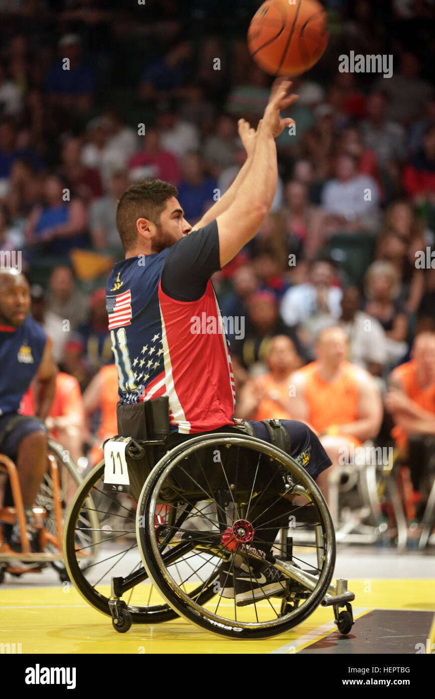 Vétéran de l'armée américaine Juan Soto tire un coup franc pendant le match de demi-finale de la compétition de basket-ball en fauteuil roulant, l'obtention d'une place dans l'or pour l'équipe des États-Unis à l'Invictus 2016 Jeux. Soto est l'un des 113 lieux d'actifs et anciens athlètes représentant l'équipe des Etats-Unis au cours de l'Invictus de 2010 à Orlando, Floride, du 8 au 12 mai. Invictus Games, un tournoi sportif adapté des blessés, des malades et des blessés militaires et anciens combattants, dispose d'environ 500 athlètes militaires de 14 pays en compétition de tir à l'arc, randonnée à vélo, l'aviron, la dynamophilie, le volleyball assis, nager Banque D'Images