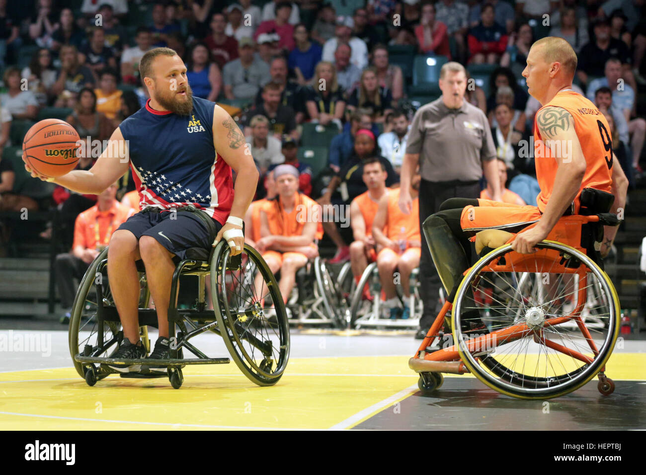 Vétéran du Corps des Marines américain Clayton McDaniel recherche un col ouvert au cours de la demi-finale de la compétition de basket-ball en fauteuil roulant, l'obtention d'une place dans l'or pour l'équipe des États-Unis à l'Invictus 2016 Jeux. McDaniel est l'un des 113 lieux d'actifs et anciens athlètes représentant l'équipe des Etats-Unis au cours de l'Invictus de 2010 à Orlando, Floride, du 8 au 12 mai. Invictus Games, un tournoi sportif adapté des blessés, des malades et des blessés militaires et anciens combattants, dispose d'environ 500 athlètes militaires de 14 pays en compétition de tir à l'arc, randonnée à vélo, l'aviron, dynamophilie, tr Banque D'Images