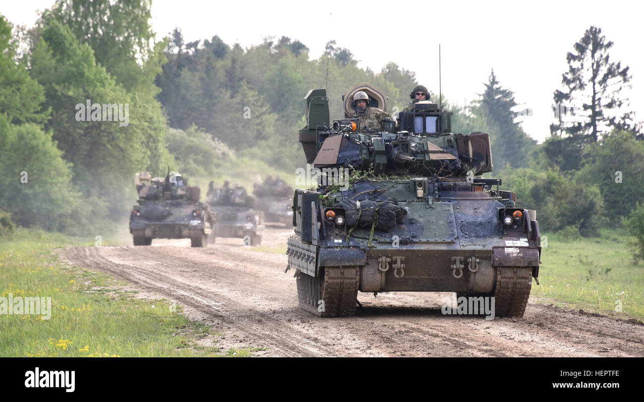 M2A3 Bradley mars route de véhicules de combat tactique à leur assemblage zone après un exercice d'entraînement situationnel Lane dans le cadre de résoudre combiné VI à Hohenfels, Allemagne Le 16 mai. Résoudre combiné VI est un escadron d'action décisive au niveau de rotation au centre de préparation interarmées multinationale peut 5-25 qui est la formation 5e Escadron, 7e régiment de cavalerie et de cavalerie sur des tâches de reconnaissance. (Photo gracieuseté de Ralph Zwilling) Escadron de cavalerie de peinture de guerre aiguise les compétences combinées à résoudre (Image 1 de 5) 160516-A-AB001-920 Banque D'Images