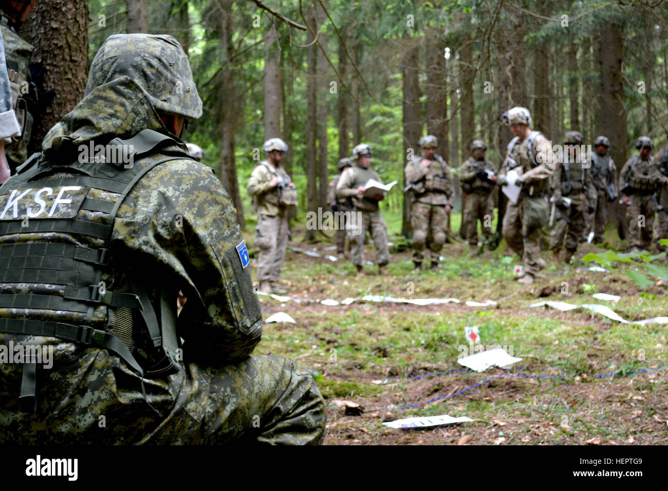 Un soldat de la Force de sécurité du Kosovo de commandants des troupes montres 5e Escadron, 7e régiment de cavalerie à pied à travers une répétition générale dans le cadre de résoudre combiné VI à Hohenfels, Allemagne 17 mai. Huit soldats kosovars étaient attachés à l'escadron au cours de l'action décisive au cours de leur rotation au centre de préparation interarmées multinationale peut 5-25. (Photo par le Major Randy prêt) Les forces de sécurité du Kosovo inscrivez-vous la peinture de la guerre pour résoudre l'Escadron combiné 160517-A-CY863-153 Banque D'Images