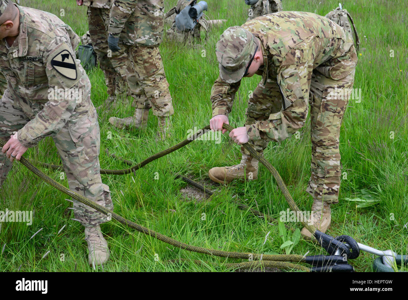 Des soldats américains affectés au 3e Bataillon, 227e Régiment d'aviation, de Fort Hood, au Texas, inspecte l'élingue sling-charge pendant la formation au secteur d'entraînement Local Oberdachstetten, Allemagne, le 19 mai, 2016. Sous le commandement de la 12e Brigade d'aviation de combat, le 3e Bataillon, 227e Régiment d'aviation., est la deuxième unité de rotation déployée pour l'Europe dans le cadre de la présence de l'aviation nouvellement restructuré. (U.S. Photo de l'Armée de spécialiste des ressources de formation Charles Rosemond/libérés) 3e bataillon du 227e Régiment d'aviation, exercice sur le terrain (Image 1 de 16) 160519-A-IY962-016 Banque D'Images