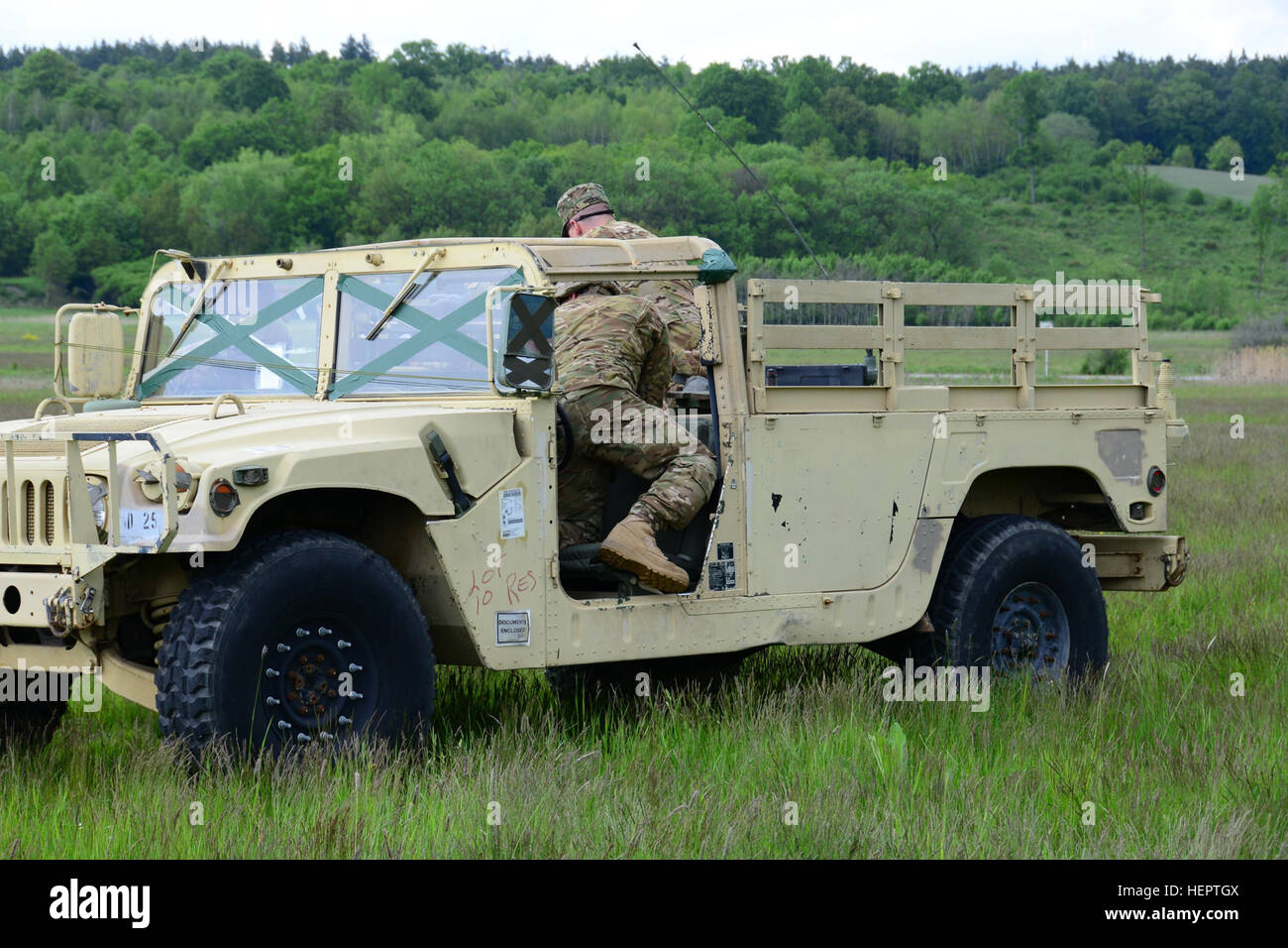 Des soldats américains affectés au 3e Bataillon, 227e Régiment d'aviation, de Fort Hood, au Texas, l'élingue mène à la formation de chargement de zone d'entraînement Local Oberdachstetten, Allemagne, le 19 mai 2016. Sous le commandement de la 12e Brigade d'aviation de combat, le 3e Bataillon, 227e Régiment d'aviation., est la deuxième unité de rotation déployée pour l'Europe dans le cadre de la présence de l'aviation nouvellement restructuré. (U.S. Photo de l'Armée de spécialiste des ressources de formation Charles Rosemond/libérés) 3e bataillon du 227e Régiment d'aviation, charge de la formation (Image 1 de 8) 160519-A-IY962-002 Banque D'Images