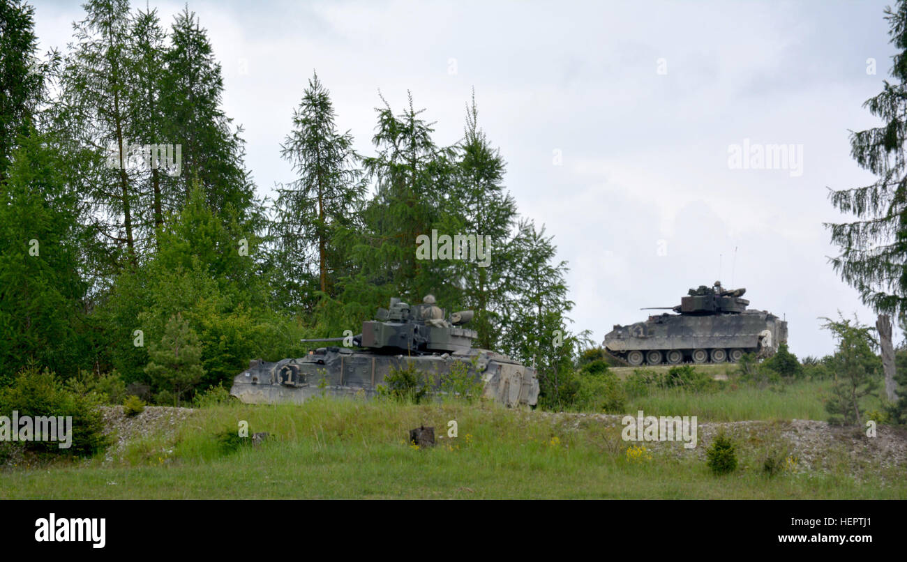 Une section de M2A3 Bradley des véhicules de combat à partir de 10e bataillon du génie, 1st Armored Brigade Combat Team, 3ème Division d'infanterie lié tout en engageant les cibles lors d'un tir du peloton Tableau XII à Grafenwoehr Domaine de formation, l'Allemagne le 19 mai. Sur la table de tir de qualification certifie le peloton et les prépare à exercer Anakonda 16 qui se tiendra en Pologne du 7 au 17 juin. Anakonda est un exercice dirigée par la Pologne qui comprendra plus de 25 000 participants de 24 nations, le soutien de la qualité et des mesures de dissuasion en faisant preuve de capacités de défense à déployer, de la masse et de soutenir la lutte contre le pouvoir. (Pho Banque D'Images