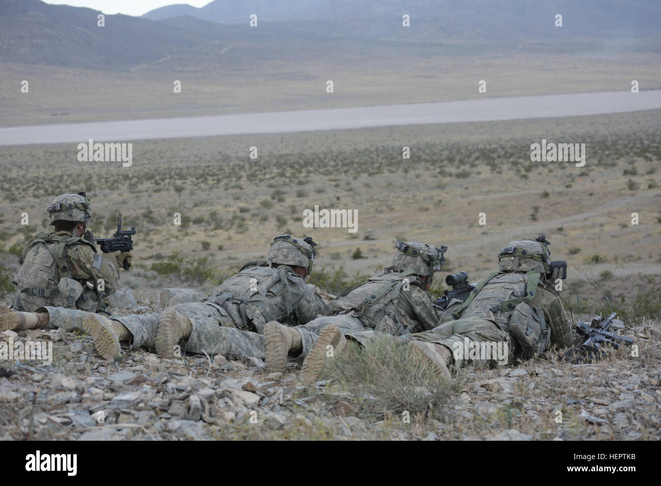 Les soldats de l'Armée américaine à partir de la 1e Bataillon, 23e Régiment d'infanterie, au cours de tir réel pour une action décisive 16-06 Rotation au Centre National d'entraînement, Fort Irwin, en Californie, le 20 mai 2016. Les rotations des mesures décisives créer un environnement d'entraînement réaliste qui permet de tester les capacités des équipes de combat de brigade de les préparer à affronter le même équipement des forces opposées. (U.S. Photo de l'armée par la FPC. Dedrick Johnson, Operations Group, National Training Centre) poste de combat 160520-A-OQ942-002 Banque D'Images