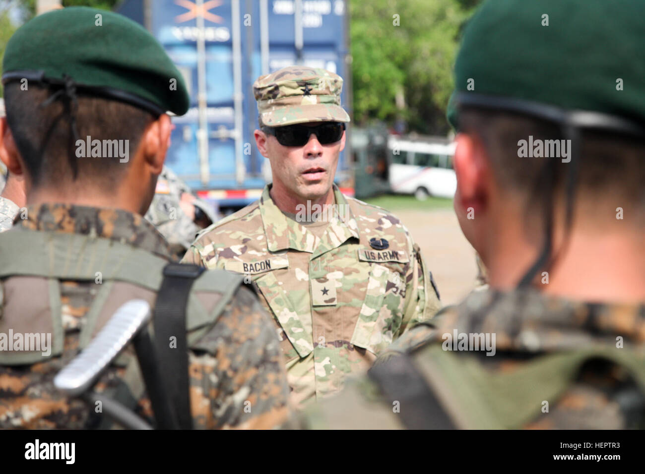 Le brigadier de l'armée américaine. Le général Gregray Bacon, avec la Garde nationale de l'Arkansas l'exercice de préparation des visites médicales, dans la région de Blanca, Guatemala, le 24 mai 2016 Groupe de travail.Red Wolf et de l'Armée mène du sud de l'aide civile humanitaire Formation pour inclure les projets de construction au niveau tactique et de préparation d'exercices de formation médicale médicale fournissant l'accès et la création d'écoles au Guatemala avec le Gouvernement guatémaltèque et les organismes non gouvernementaux à partir de 05MAR16 à 18JUN16 afin d'améliorer la préparation aux missions des Forces armées des Etats-Unis et de fournir un avantage durable pour le peuple du Guatemala. (U.S. Photo de l'armée par la CPS. Banque D'Images