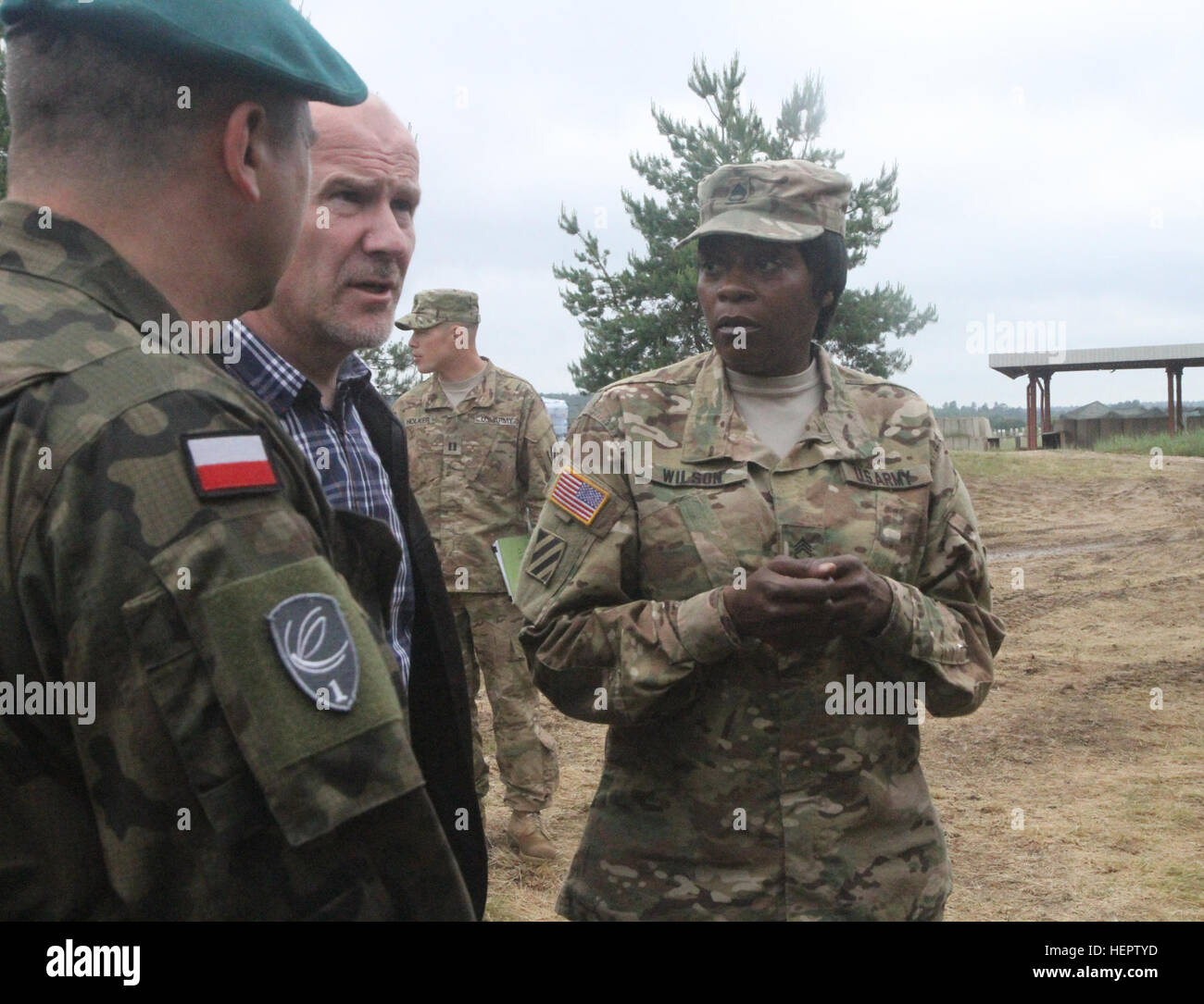 Le s.. Carroll Wilson, le spécialiste culinaire sous-directeur chargé de la 3e Brigade, 1er Bataillon de soutien Armored Brigade Combat Team, 3ème Division d'infanterie polonaise explique à l'équipe de commandement de soutien de garnison 16 comment nourrir plus de 500 soldats à l'aide d'un conteneur cuisine à Drawsko Pomorskie, Pologne le 1er juin. BSB 3Champ de l'alimentation démontre alliés polonais 160601-A-LF295-905 Banque D'Images