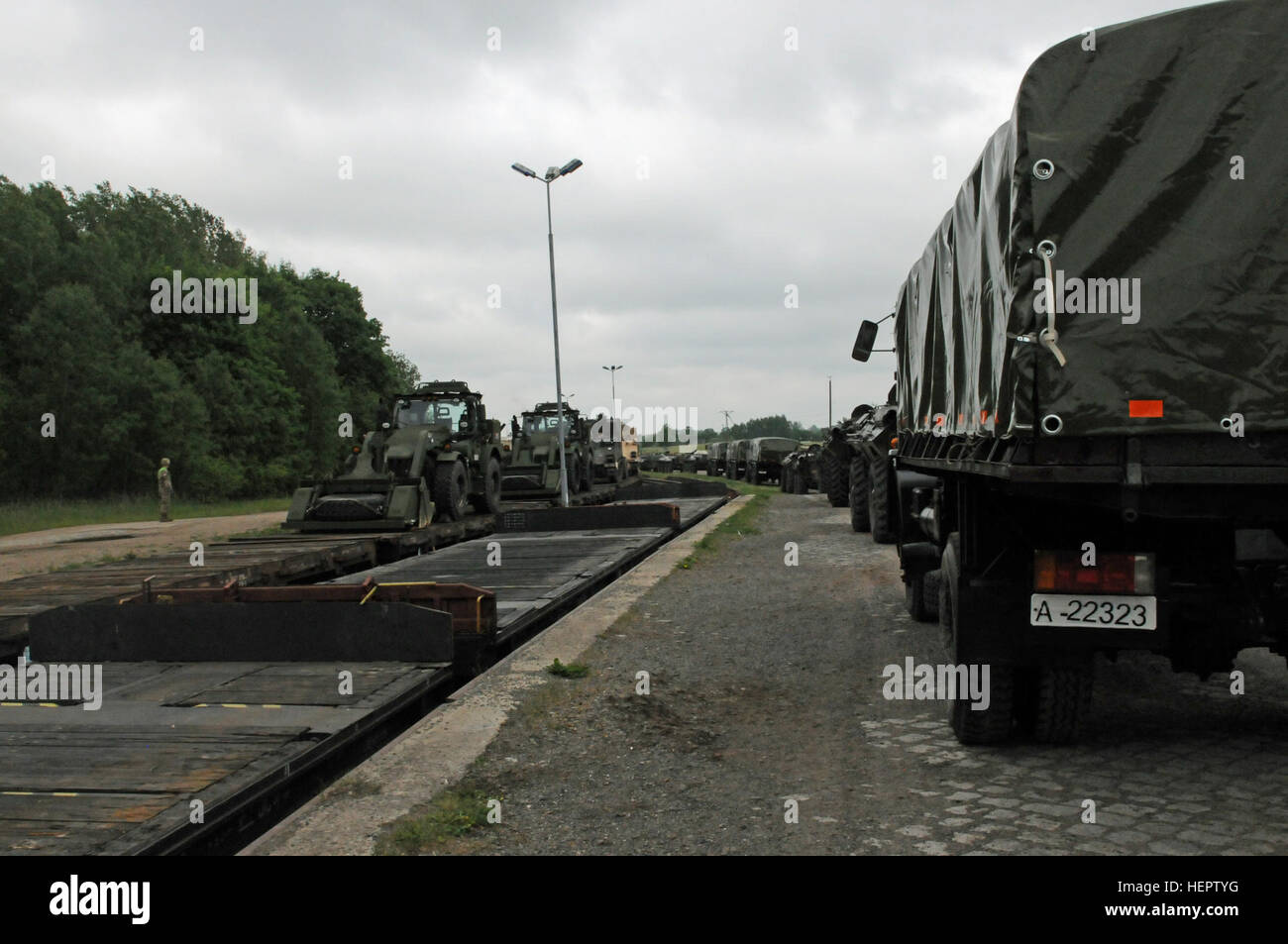 DRAWSKO POMORSKIE, Pologne--10ème bataillon du génie, 3e Division d'infanterie ont reçu leur équipement à un port de la rampe de débarquement en Pologne le 1er juin. Les véhicules de combat Bradley et ingénieur de l'équipement de construction ne sont que quelques-uns des véhicules lourdement armés unités utiliseront lors de l'exercice Anakonda 16, qui se déroule du 7 juin au 17 juin. Rail-port et de l'armée des opérations de soutien à l'Armée de mobiliser et déployer des unités rapidement dans tout le théâtre européen. Au cours Anakonda 16 unités de soutien, sous le commandement et le contrôle de la commande de soutien expéditionnaire (364e) ouvrir la theate Banque D'Images