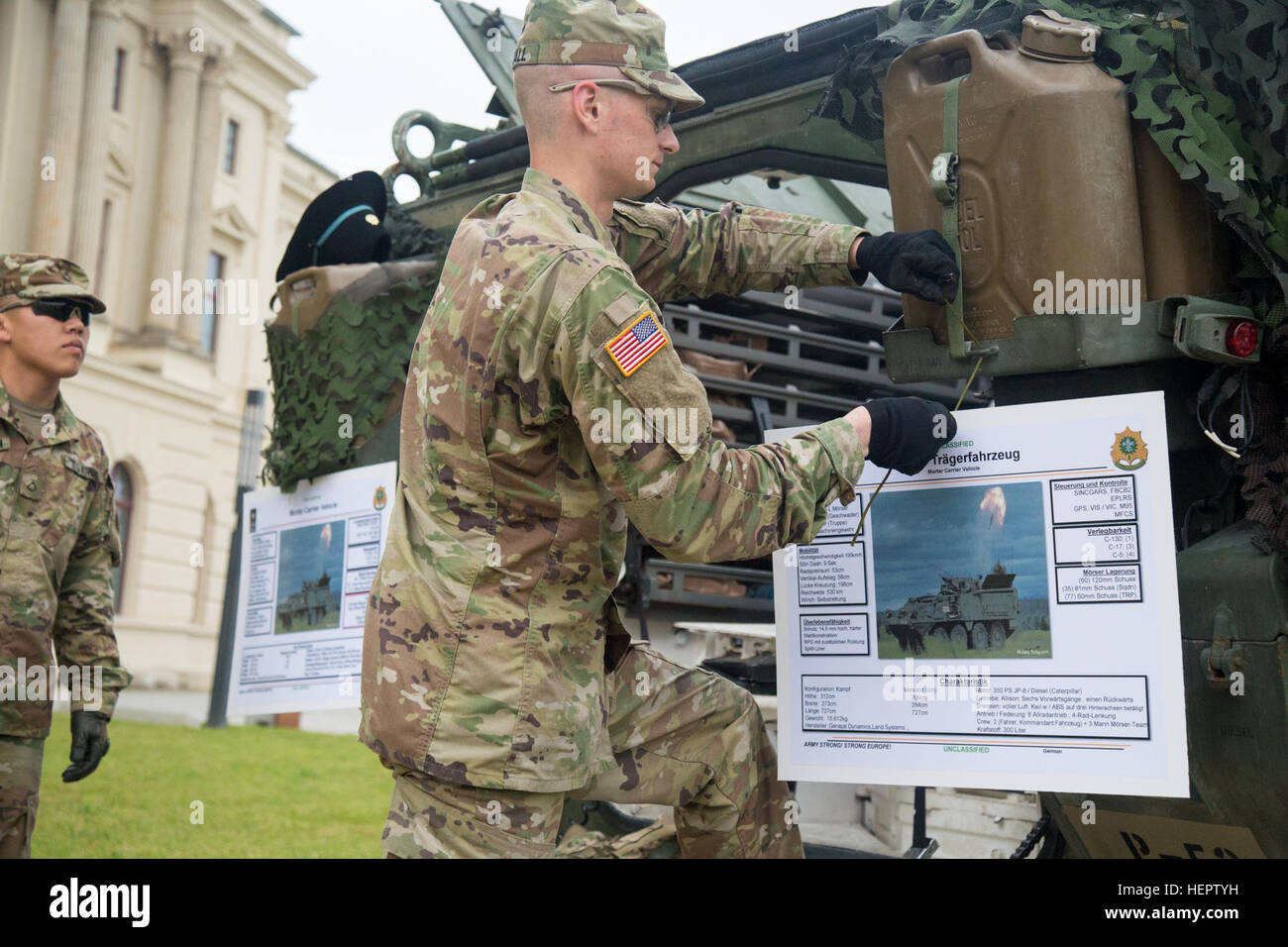 L'ARMÉE AMÉRICAINE Pvt. Lerdall Brock, un fantassin 4e Escadron, 2e régiment de cavalerie met en place une affiche d'information au sujet de son véhicule de combat blindé Stryker, lors d'une exposition statique, en face de la Musée militaire de Dresde, Dresde, Allemagne, le 31 mai 2016, au cours de Dragoon Ride II, un convoi de 2 200 kilomètres à l'Estonie pour faire de l'exercice 2016 Grève Sabre. Sabre d'exercice 2016 grève est une Europe de l'armée américaine a conduit à la formation coopérative exercice visant à améliorer l'interopérabilité interarmées à l'appui d'opérations multinationales. (U.S. Photo de l'armée par le sergent. Ricardo HernandezArocho/libérés) Sabre 201 grève Banque D'Images