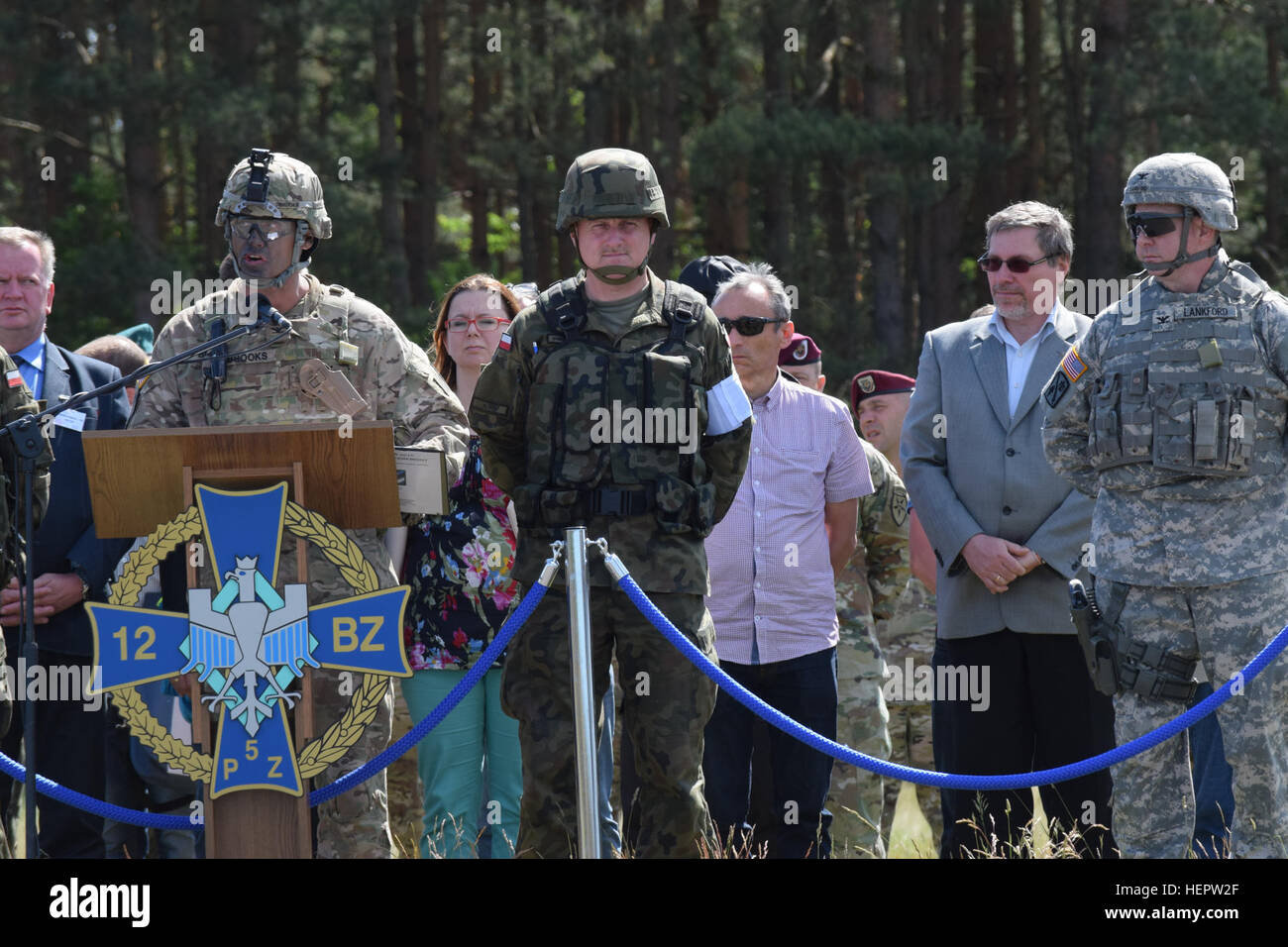 Le colonel Phi Brooks, le commandant pour la 1st Armored Brigade Combat Team, 3e Division d'infanterie, aborde les soldats pendant la cérémonie d'ouverture de l'exercice Anakonda 16 à Drawsko Pomorskie, Pologne le 6 juin. Les soldats de l'Albanie, la Bulgarie, la Lituanie, l'ex-République yougoslave de Macédoine, Pologne, Roumanie, Suède et la formation seront sous la 1ère Brigade pendant Anakonda le long avec la Garde nationale et des soldats de la réserve de l'Armée américaine à partir de cinq membres. Anakonda 16 débute officiellement en Pologne 160606-A-JL341-003 Banque D'Images