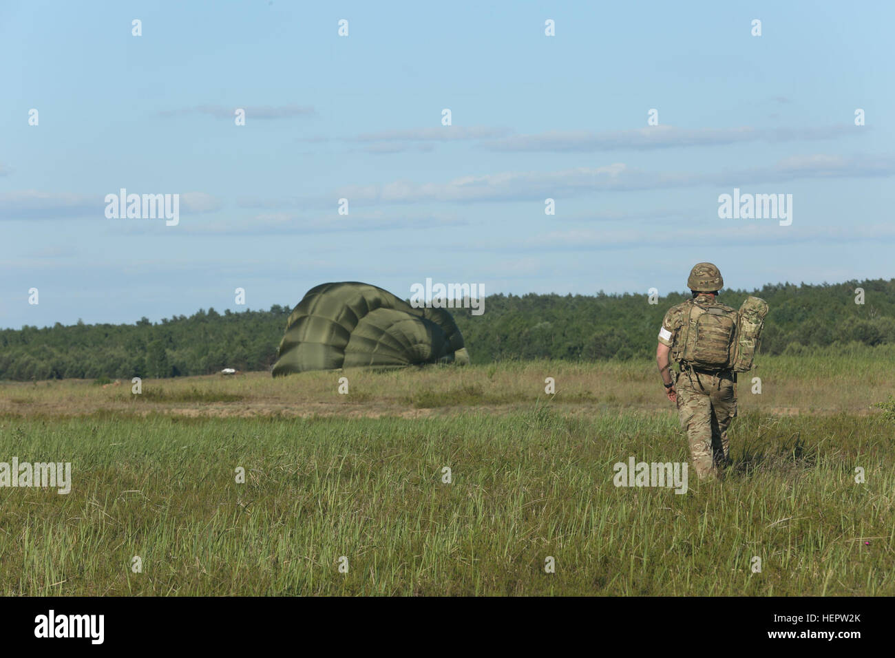 Royaume-uni medic vérifie sur un parachutiste au cours d'une opération en ariborne Touran, Pologne. Le 6 juin. 2016 Anakanda est un exercice multinational dirigée par la Pologne, qui aura lieu en Pologne du 7 au 17 juin. L'exercice implique plus de 25 000 participants de plus de 20 pays. (U.S. Photo de l'armée par la CPS. Andrew Miller/libérés) Anakonda 2016 160606-A-CI200-082 Banque D'Images