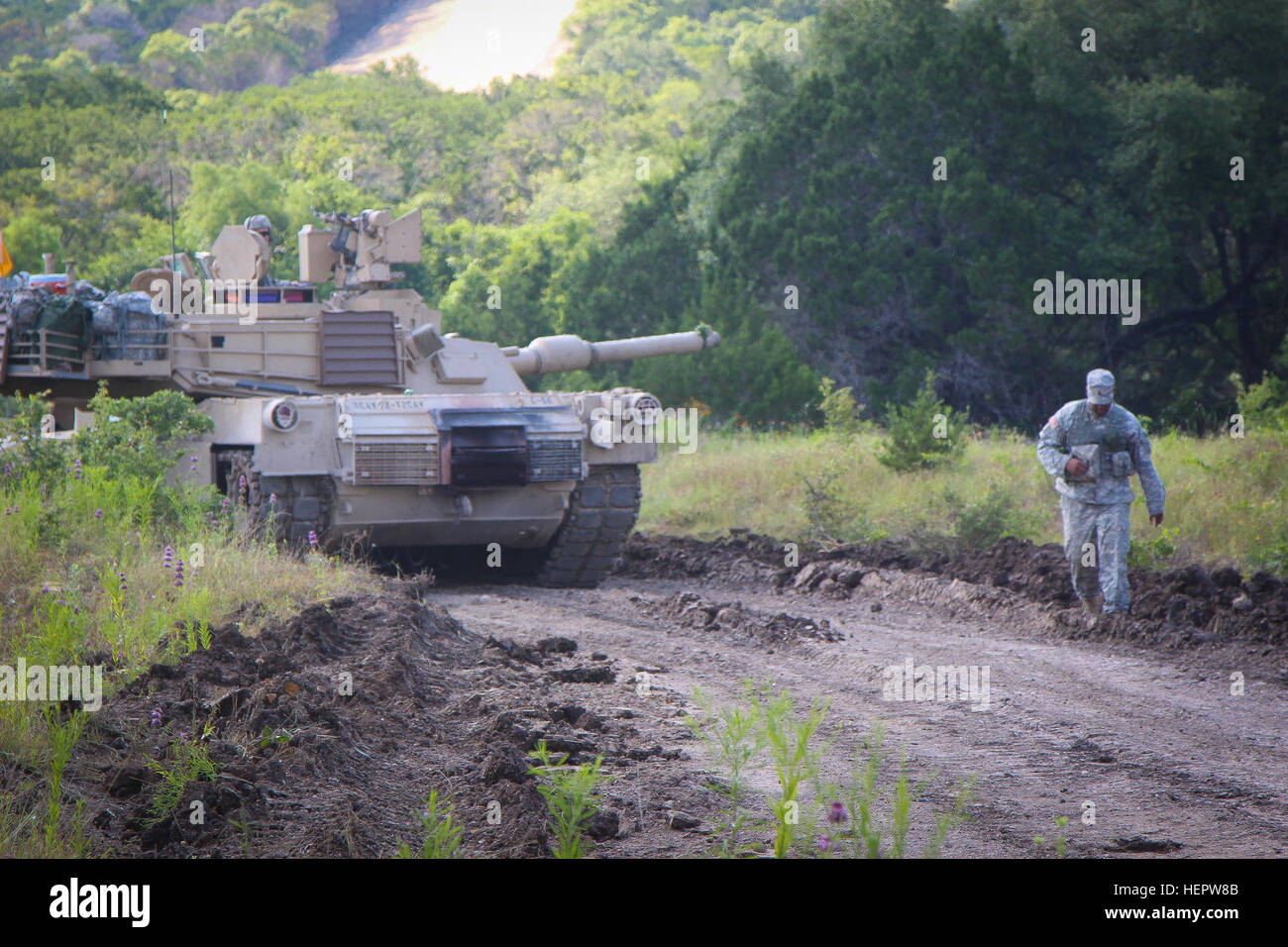 Les soldats du 2e bataillon du 155e régiment blindé, 198th Armored Brigade Combat Team, mouvement à effectuer au cours de leur contact, multi-échelon, Brigade intégrée de l'entraînement à Fort Hood, au Texas, le 8 juin 2016. L'MiBT prend en charge l'Armée de la politique de la Force totale, qui exige de tous les composants pour fournir des forces formée et organisée pour soutenir les engagements de l'armée dans le monde entier. La Garde nationale du Mississippi (photo de 1Lt Jennifer Corley, 155e Brigade blindée contre l'officier des affaires publiques de l'équipe/libérés) Mouvement de contacter (Image 1 de 9) 160608-A-DE841-0192 Banque D'Images