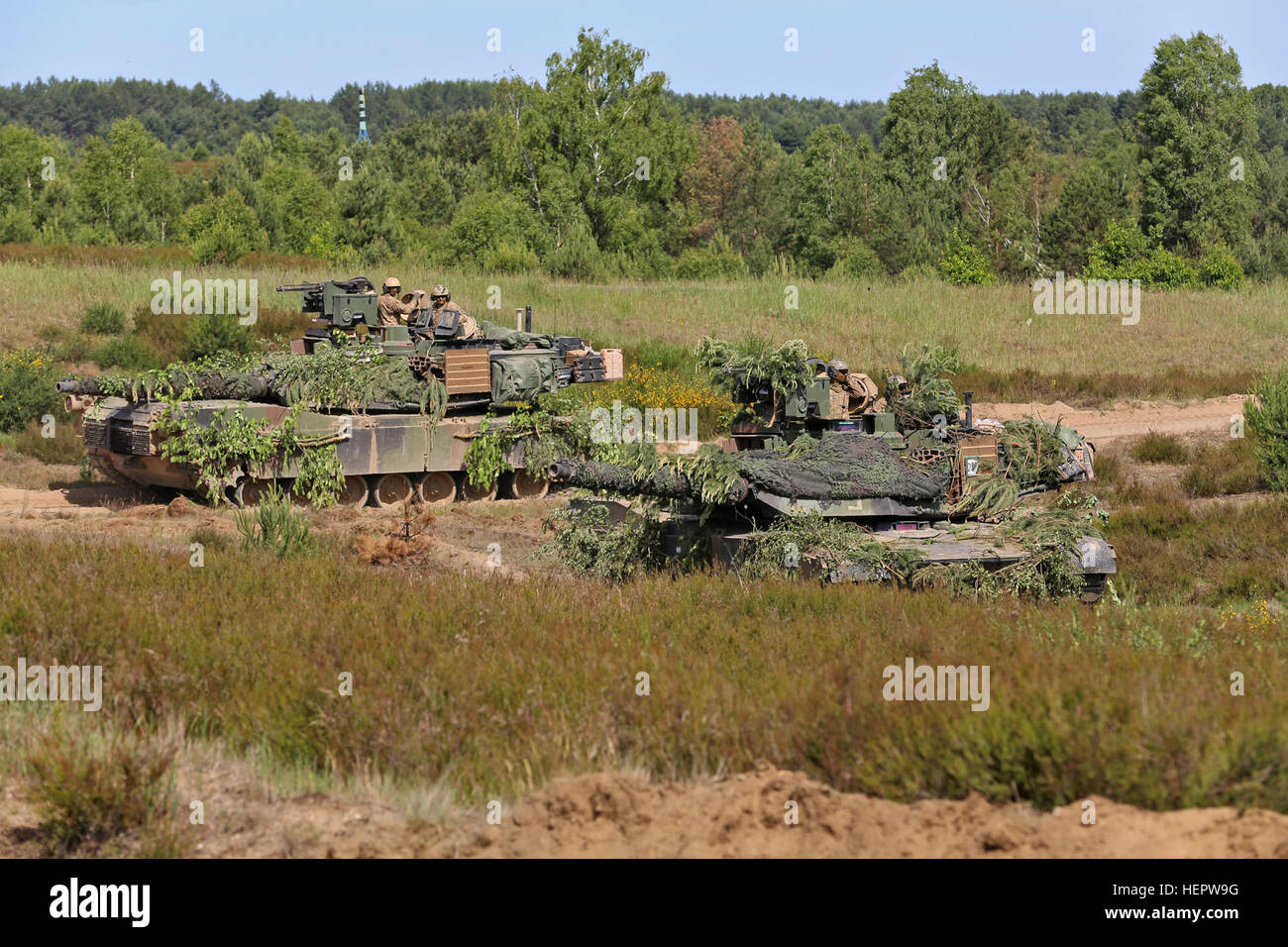 Des soldats américains affectés au 2e Bataillon, 7e Division d'infanterie, 1st Armored Brigade Combat Team, manoeuvrer le M1A2 Paquet d'amélioration du système (SEP) v2 Abrams char de combat principal pendant l'opération Anakonda dans la zone d'entraînement de Szczecin (DPTA) près de Olezno, Pologne, le 9 juin. Anakonda 2016 est un exercice multinational dirigée par la Pologne, qui aura lieu en Pologne du 7 au 17 juin. Cet exercice implique plus de 25 000 participants forment plus de 20 nations. (U.S. Photo de l'armée par le Sgt. Ashley En/libérés) Anakonda 2016 160609-A-AP678-031 Banque D'Images