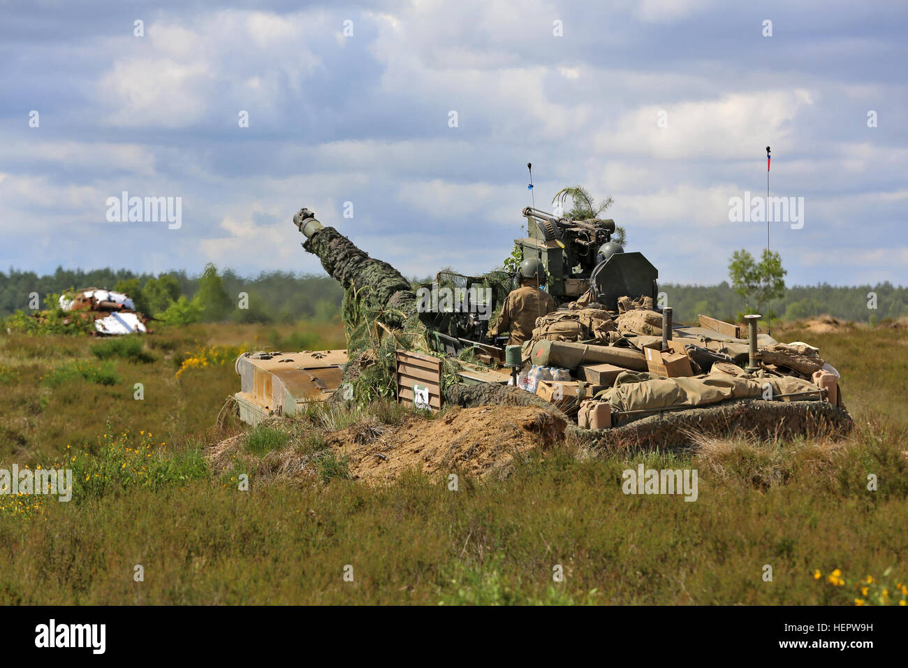 Des soldats américains affectés au 2e Bataillon, 7e Division d'infanterie, 1st Armored Brigade Combat Team, manoeuvrer le M1A2 Paquet d'amélioration du système (SEP) v2 Abrams char de combat principal pendant l'opération Anakonda dans la zone d'entraînement de Szczecin (DPTA) près de Olezno, Pologne, le 9 juin. Anakonda 2016 est un exercice multinational dirigée par la Pologne, qui aura lieu en Pologne du 7 au 17 juin. Cet exercice implique plus de 25 000 participants forment plus de 20 nations. (U.S. Photo de l'armée par le Sgt. Ashley En/libérés) Anakonda 2016 160609-A-AP678-035 Banque D'Images