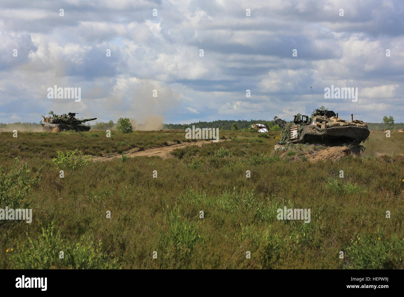 Des soldats américains affectés au 2e Bataillon, 7e Division d'infanterie, 1st Armored Brigade Combat Team, manoeuvrer le M1A2 Paquet d'amélioration du système (SEP) v2 Abrams char de combat principal pendant l'opération Anakonda dans la zone d'entraînement de Szczecin (DPTA) près de Olezno, Pologne, le 9 juin. Anakonda 2016 est un exercice multinational dirigée par la Pologne, qui aura lieu en Pologne du 7 au 17 juin. Cet exercice implique plus de 25 000 participants forment plus de 20 nations. (U.S. Photo de l'armée par le Sgt. Ashley En/libérés) Anakonda 2016 160609-A-AP678-038 Banque D'Images