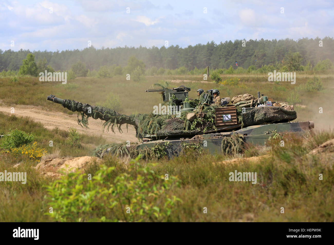 Des soldats américains affectés au 2e Bataillon, 7e Division d'infanterie, 1st Armored Brigade Combat Team, manoeuvrer le M1A2 Paquet d'amélioration du système (SEP) v2 Abrams char de combat principal pendant l'opération Anakonda dans la zone d'entraînement de Szczecin (DPTA) près de Olezno, Pologne, le 9 juin. Anakonda 2016 est un exercice multinational dirigée par la Pologne, qui aura lieu en Pologne du 7 au 17 juin. Cet exercice implique plus de 25 000 participants forment plus de 20 nations. (U.S. Photo de l'armée par le Sgt. Ashley En/libérés) Anakonda 2016 160609-A-AP678-041 Banque D'Images