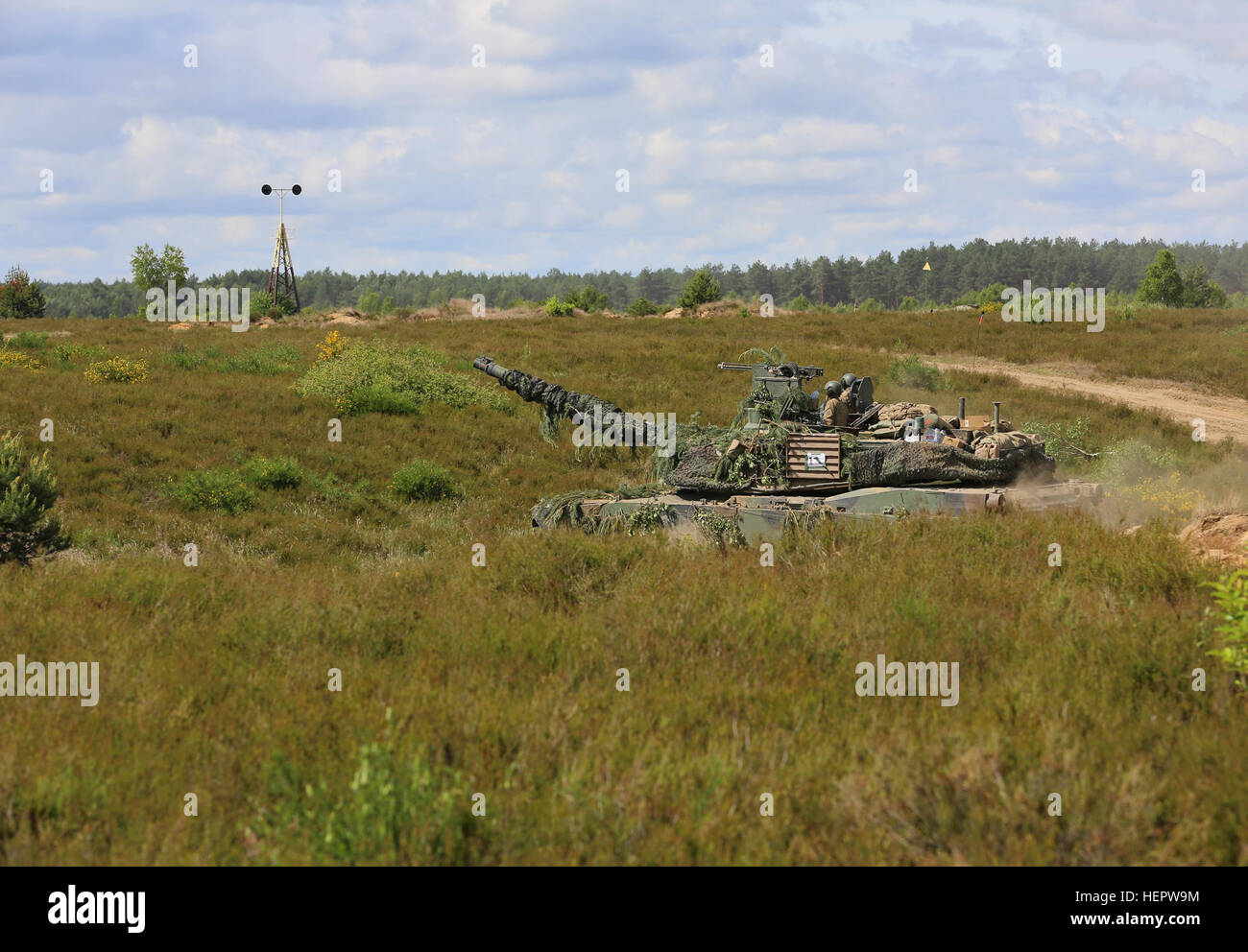 Des soldats américains affectés au 2e Bataillon, 7e Division d'infanterie, 1st Armored Brigade Combat Team, manoeuvrer le M1A2 Paquet d'amélioration du système (SEP) v2 Abrams char de combat principal pendant l'opération Anakonda dans la zone d'entraînement de Szczecin (DPTA) près de Olezno, Pologne, le 9 juin. Anakonda 2016 est un exercice multinational dirigée par la Pologne, qui aura lieu en Pologne du 7 au 17 juin. Cet exercice implique plus de 25 000 participants forment plus de 20 nations. (U.S. Photo de l'armée par le Sgt. Ashley En/libérés) Anakonda 2016 160609-A-AP678-042 Banque D'Images