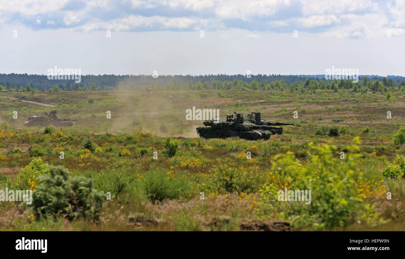 Des soldats américains affectés au 2e Bataillon, 7e Division d'infanterie, 1st Armored Brigade Combat Team, manoeuvrer le M1A2 Paquet d'amélioration du système (SEP) v2 Abrams char de combat principal pendant l'opération Anakonda dans la zone d'entraînement de Szczecin (DPTA) près de Olezno, Pologne, le 9 juin. Anakonda 2016 est un exercice multinational dirigée par la Pologne, qui aura lieu en Pologne du 7 au 17 juin. Cet exercice implique plus de 25 000 participants forment plus de 20 nations. (U.S. Photo de l'armée par le Sgt. Ashley En/libérés) Anakonda 2016 160609-A-AP678-058 Banque D'Images