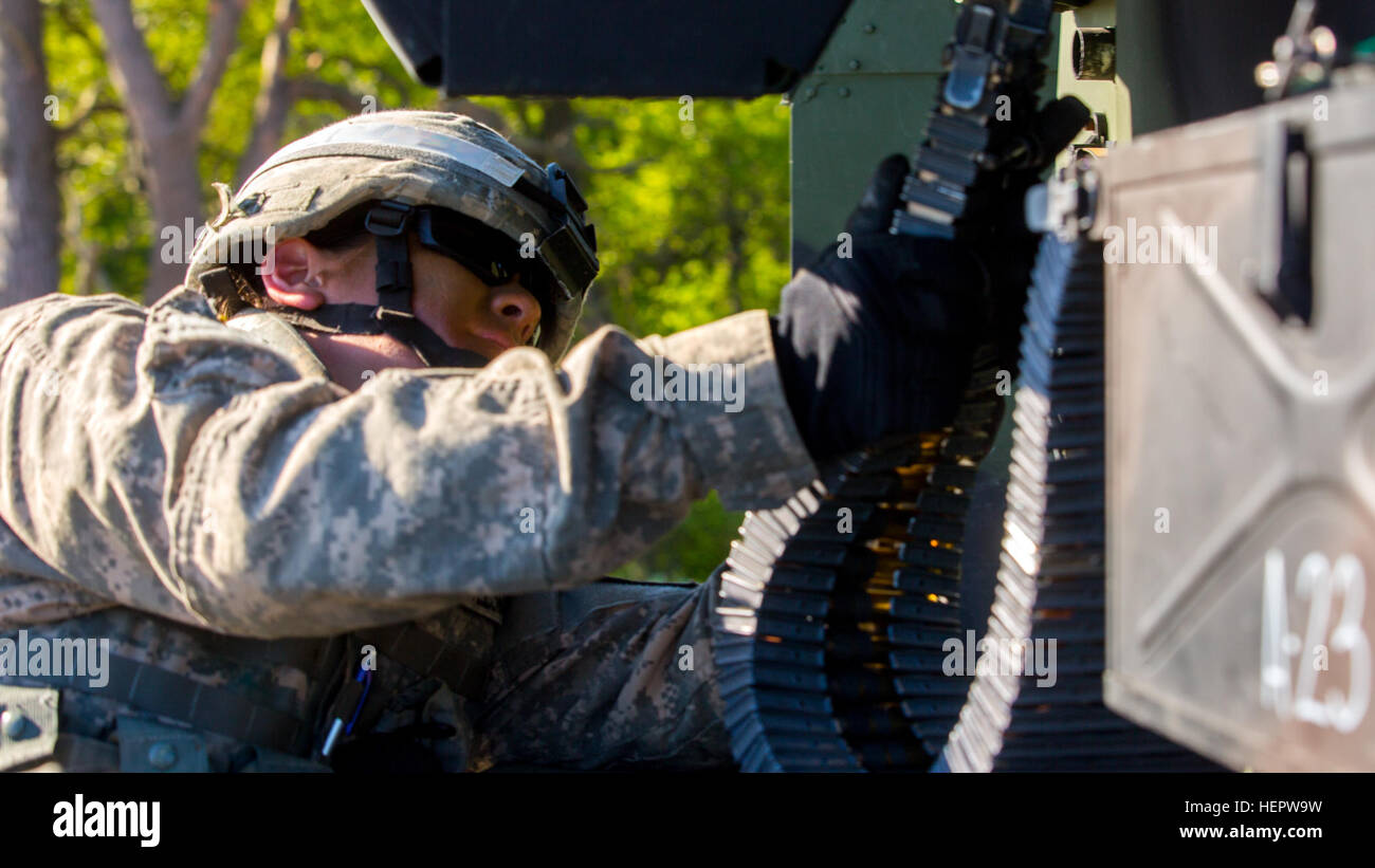 U.S. Army National Guard soldat, affecté à la défense aérienne de l'Ohio 174e Brigade d'artillerie, charge une mitrailleuse de calibre .50 Au cours Anakonda 2016 au complexe de plage Ustka Ustka, Pologne, le 9 juin 2016. Anakonda 2016 est un exercice multinational dirigée par la Pologne, qui a lieu tout au long de la Pologne à partir de juin 7-17. Cet exercice implique plus de 25 000 participants de plus de 20 nations. (U.S. Photo de l'armée par la FPC. Casey/Dinnison) Parution Anakonda 2016 160609-A-TP612-070 Banque D'Images