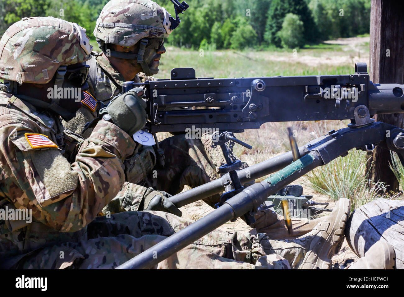 Des soldats de l'armée américaine Bravo Co. 173e Bataillon de soutien de la Brigade un incendie M-2A1 machine gun à la plage durant l'Anakonda 2016, Briedrucko, Pologne, le 9 juin 2016. Anakonda 2016 est un exercice multinational dirigée par la Pologne, qui aura lieu en Pologne du 7 au 17 juin. Cet exercice implique plus de 31 000 participants de plus de 20 nations. (U.S. Photo de l'armée par la FPC. Antonio Lewis / Relâché) Anakonda 2016 160607-A-HD818-015 Banque D'Images