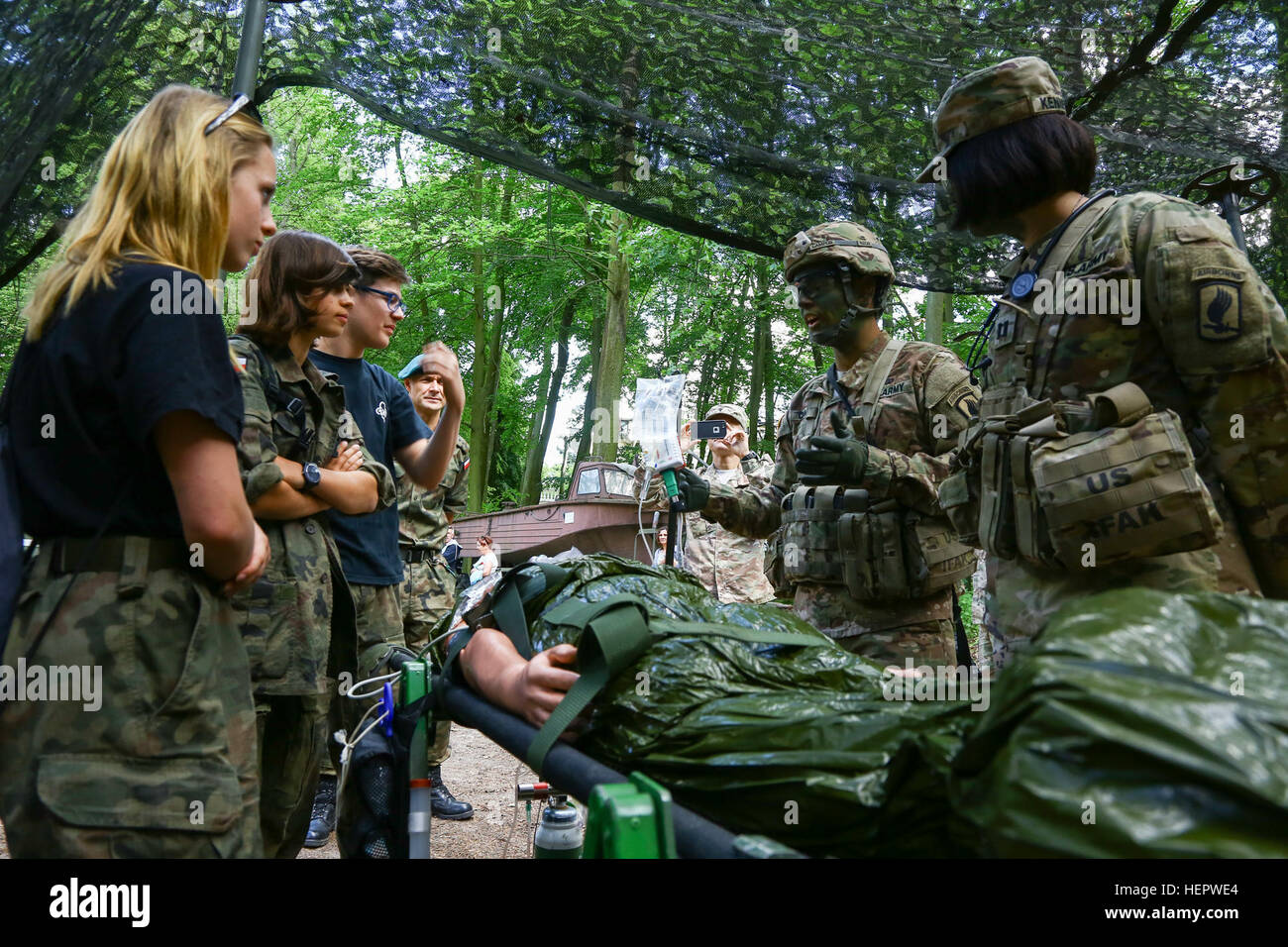 Les soldats de l'Armée américaine à partir de la 173e Bataillon de soutien de la Brigade de parler avec les scouts polonais à l'Biedrucko palace pendant Anakonda 2016, Biedrucko, Pologne, 11 juin 2016. Anakonda 2016 est un exercice multinational dirigée par la Pologne, qui aura lieu en Pologne du 7 au 17 juin. Cet exercice implique plus de 31 000 participants de plus de 20 nations. (U.S. Photo de l'armée par la FPC. Antonio Lewis / Relâché) Anakonda 2016 160611-A-HD818-032 Banque D'Images