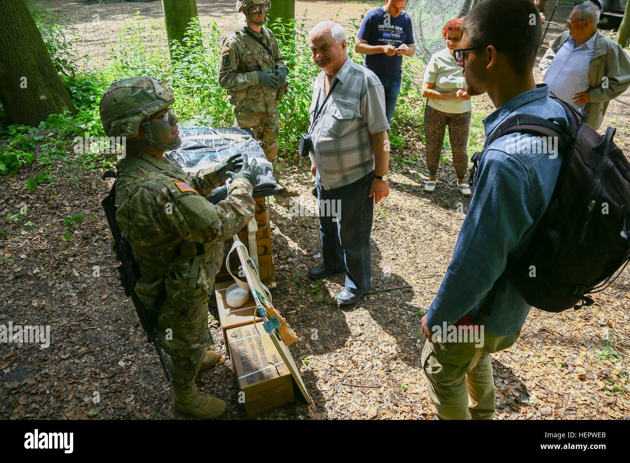Un soldat de l'Armée américaine à partir de la 173e Bataillon de soutien de Brigade parle avec civils polonais à l'Biedrucko palace pendant Anakonda 2016, Biedrucko, Pologne, 11 juin 2016. Anakonda 2016 est un exercice multinational dirigée par la Pologne, qui aura lieu en Pologne du 7 au 17 juin. Cet exercice implique plus de 31 000 participants de plus de 20 nations. (U.S. Photo de l'armée par la FPC. Antonio Lewis / Relâché) Anakonda 2016 160611-A-HD818-133 Banque D'Images